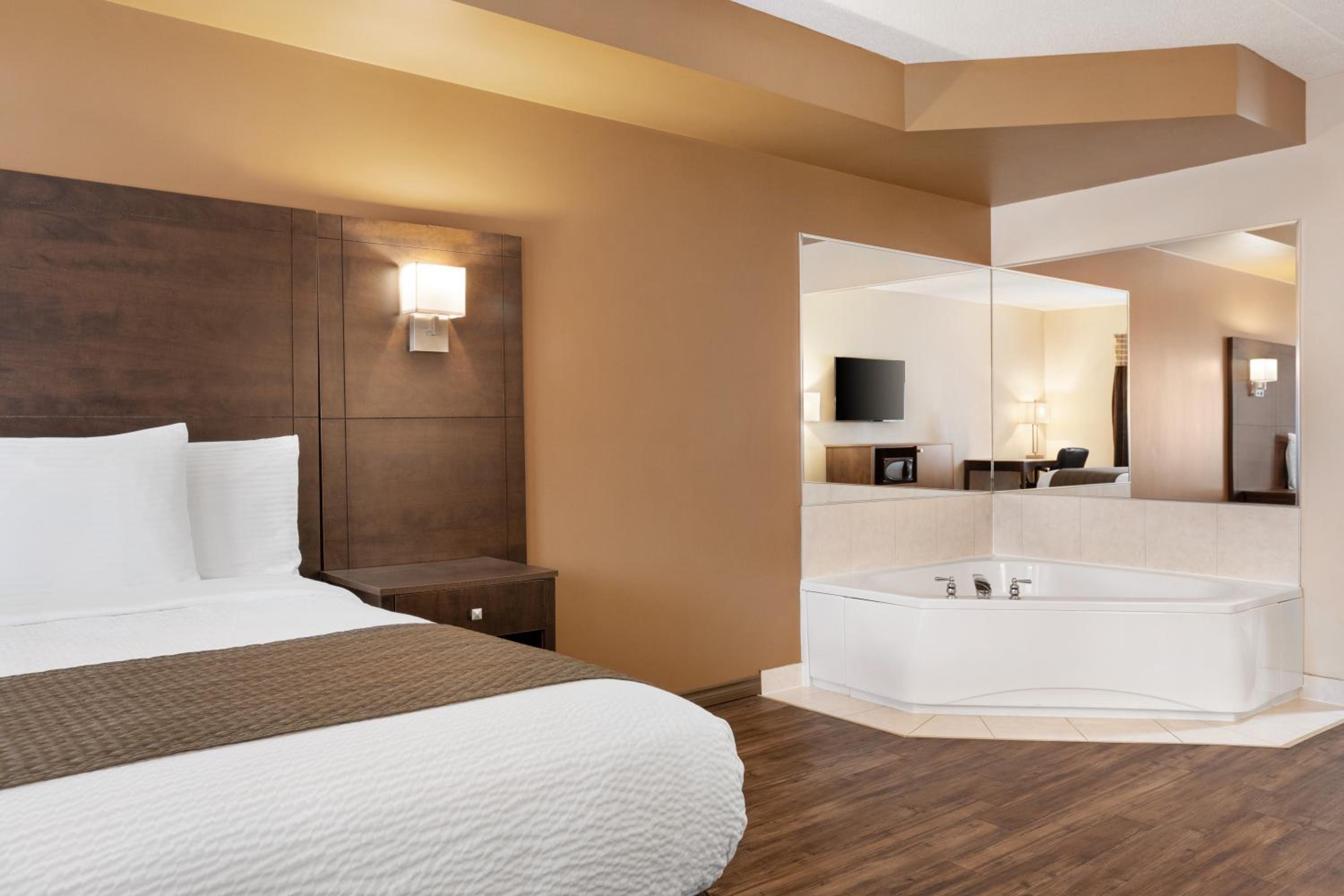 Deluxe King Suite - Non-Smoking - Photo 1