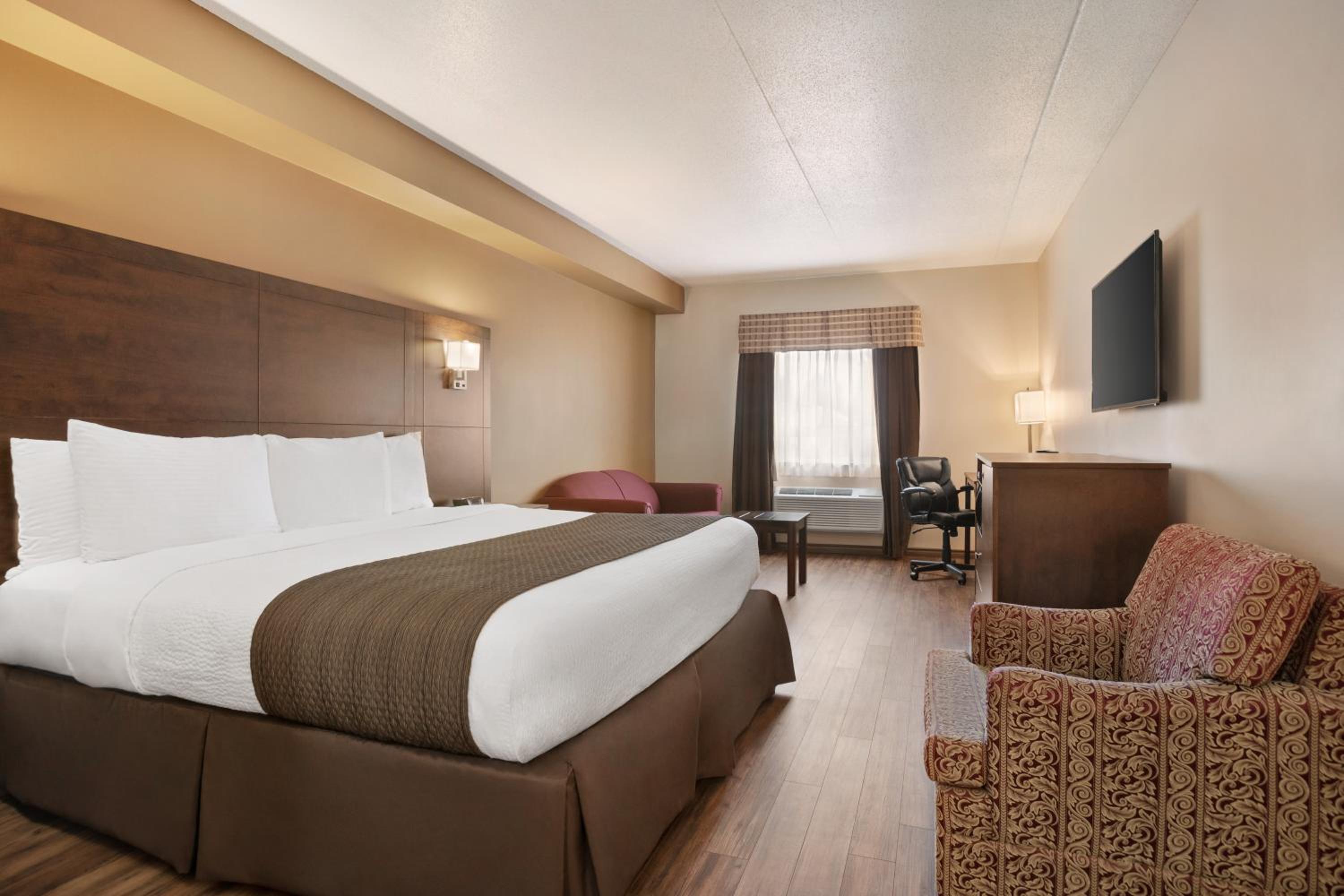Deluxe King Room - Non-Smoking - Photo 1