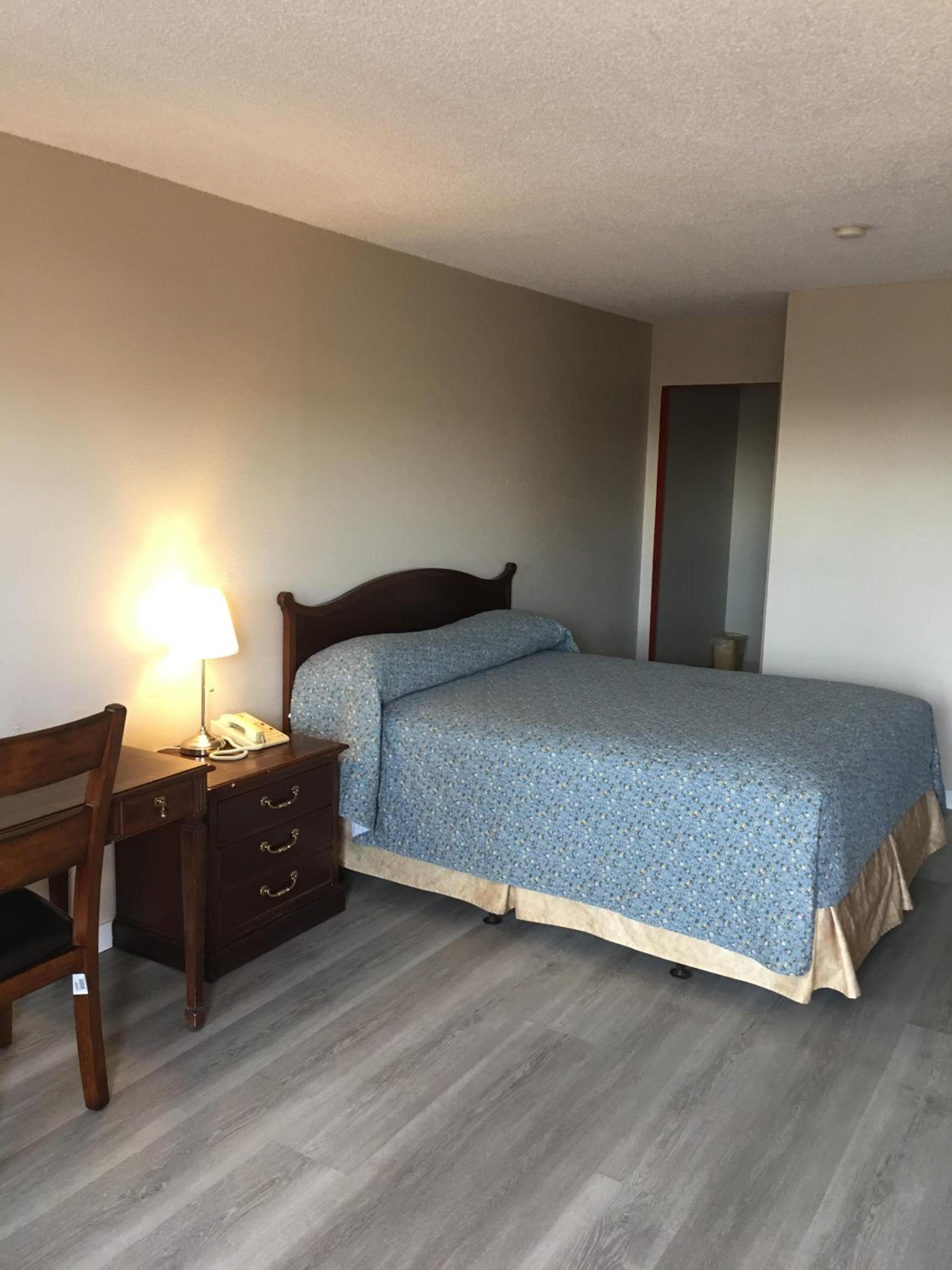 Deluxe Queen Suite photo 1