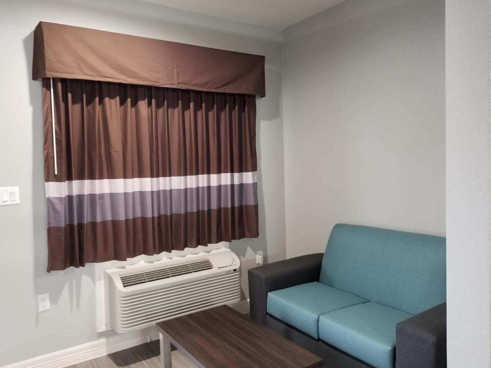 Deluxe King Suite - Photo 2