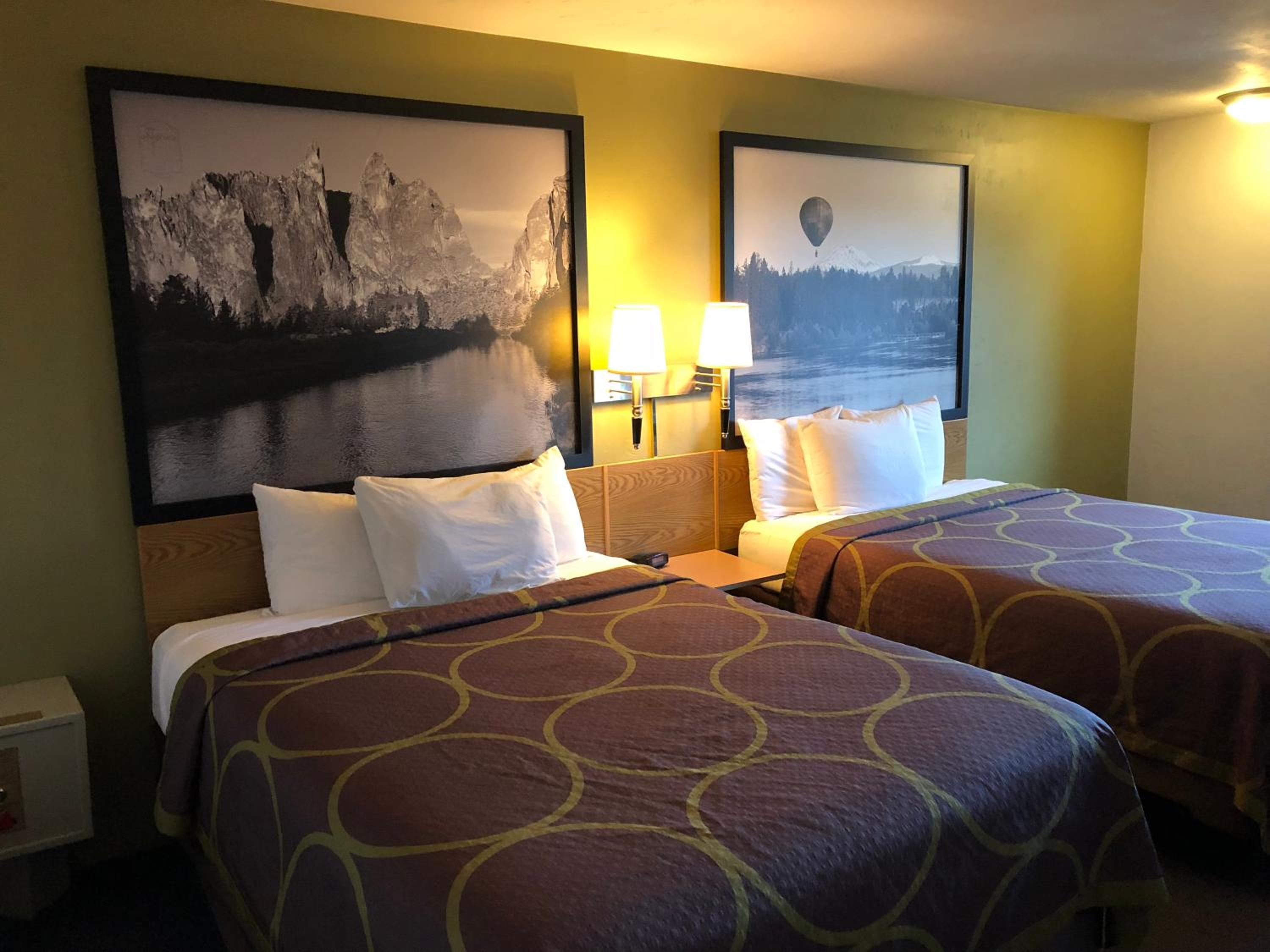 Queen Room with Two Queen Beds - Non-Smoking - Photo 2