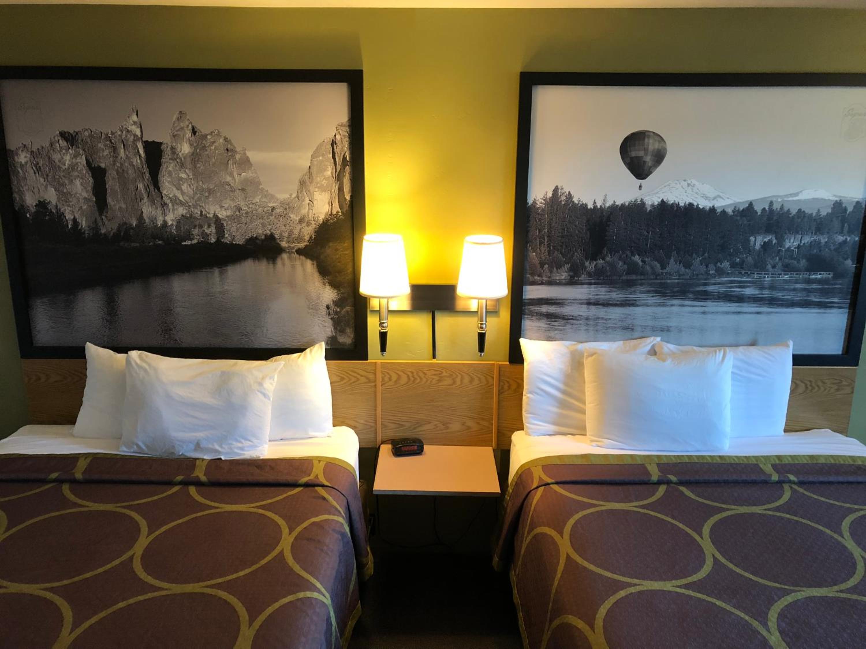 Queen Room with Two Queen Beds - Non-Smoking - Photo 3