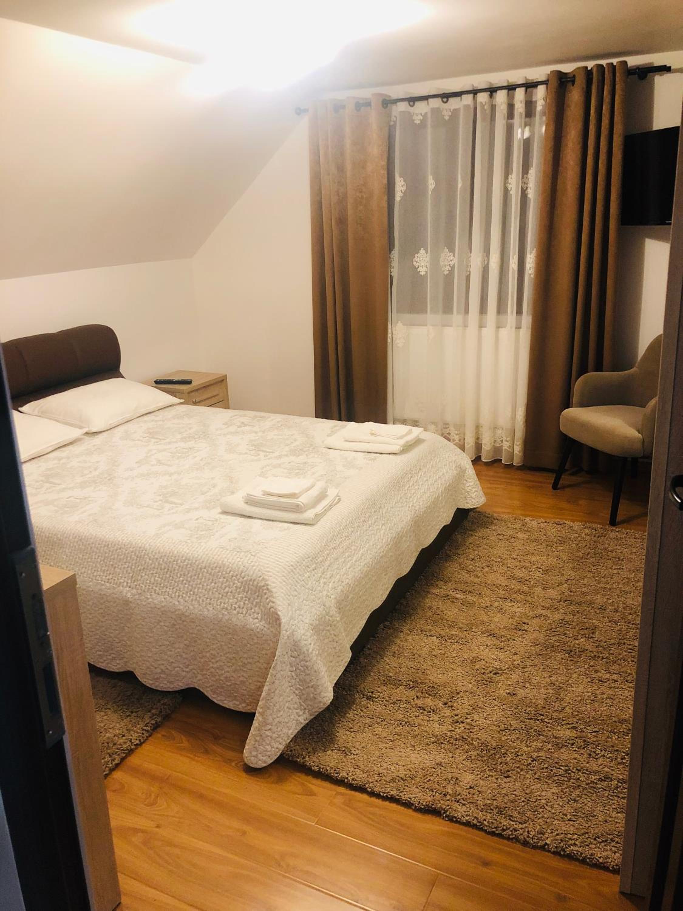 Double Room with Private Bathroom - Photo 9