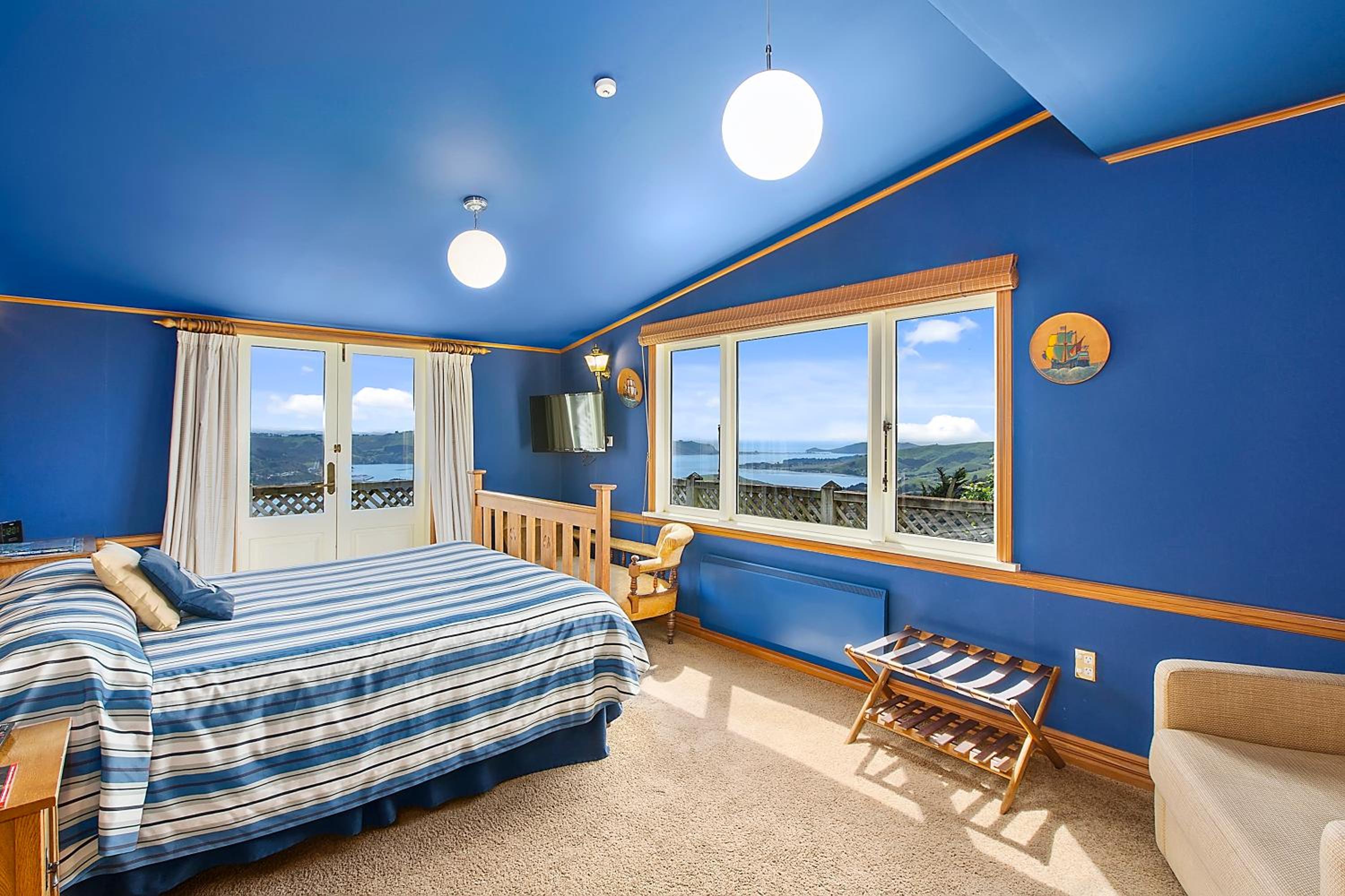 Lodge - Queen Room - Photo 8