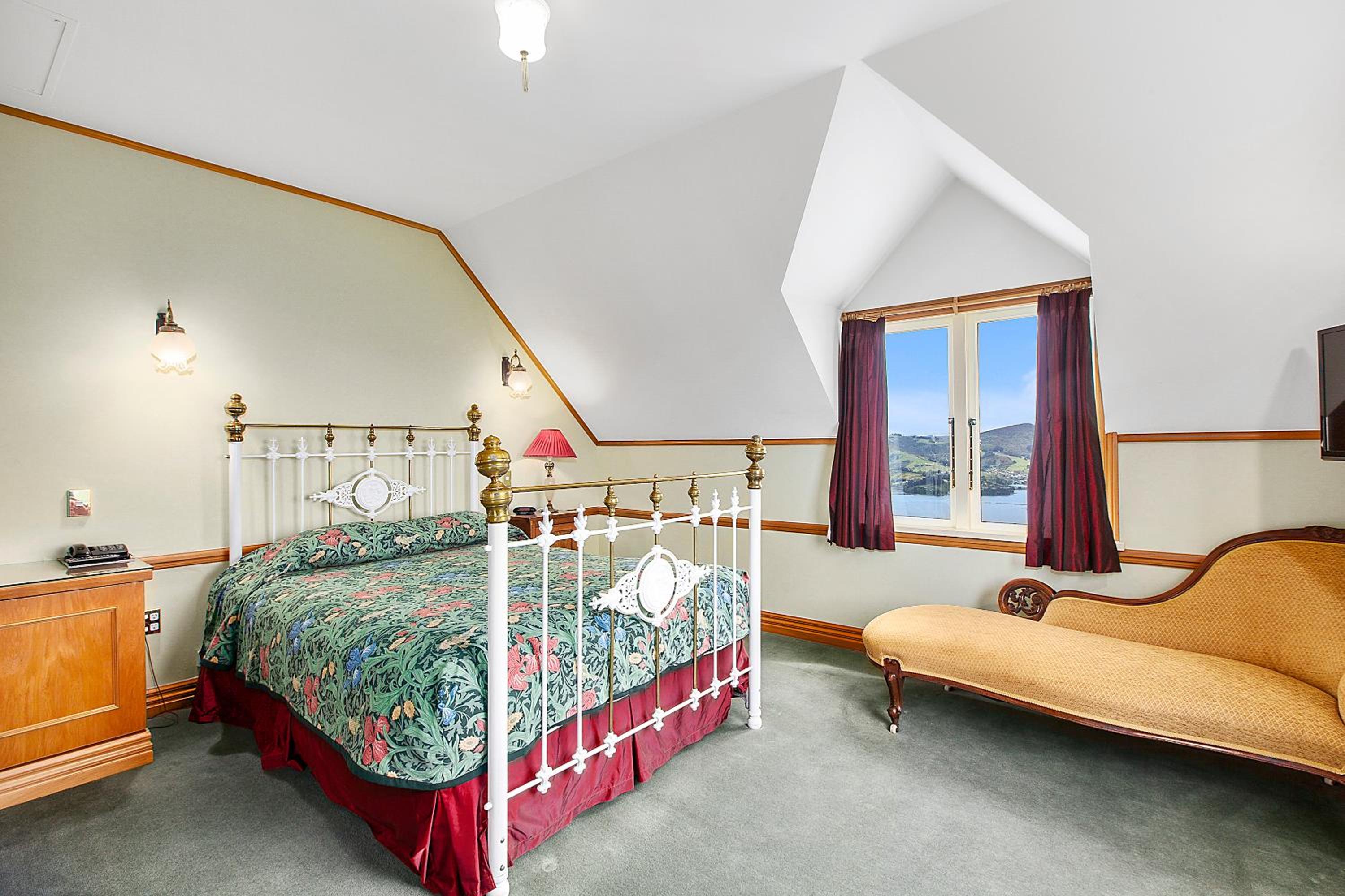 Lodge - Queen Room - Photo 6