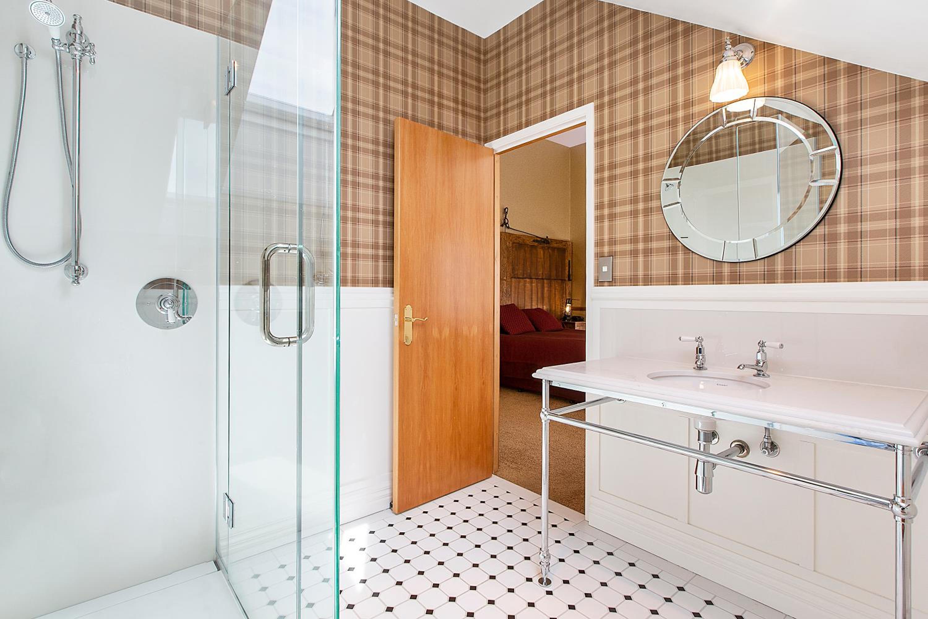 Lodge - Queen Room - Photo 10