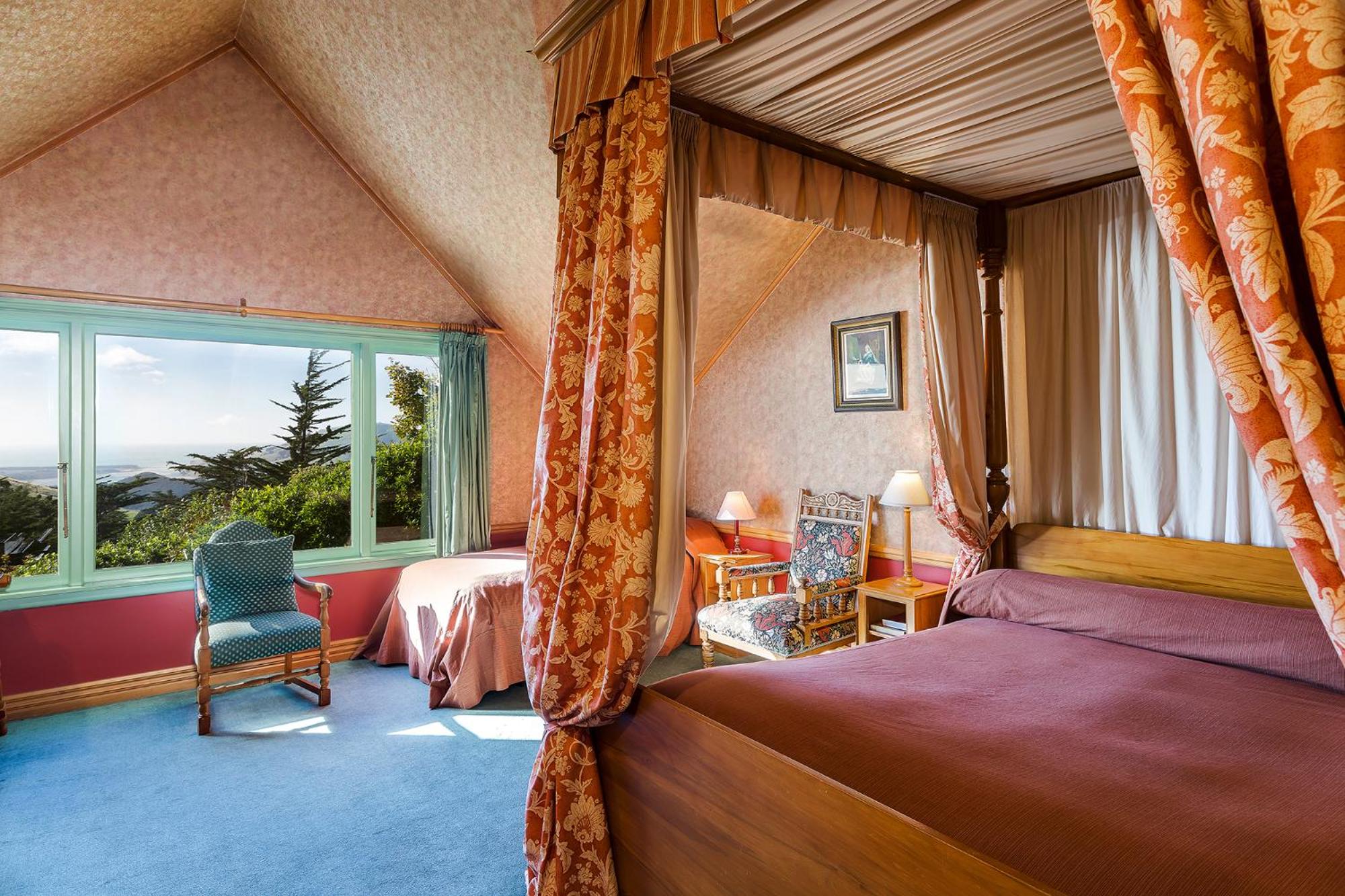 Large Lodge - Queen Room - Photo 1