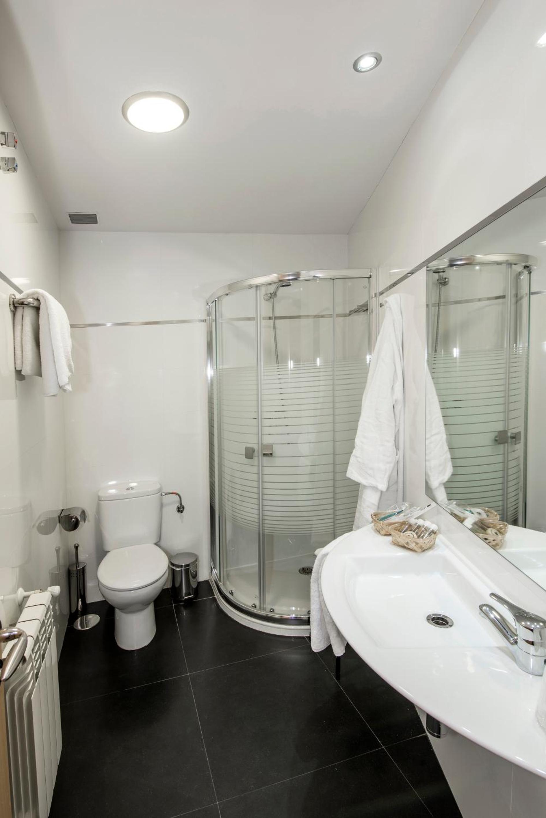 Double or Twin Room - Photo 6