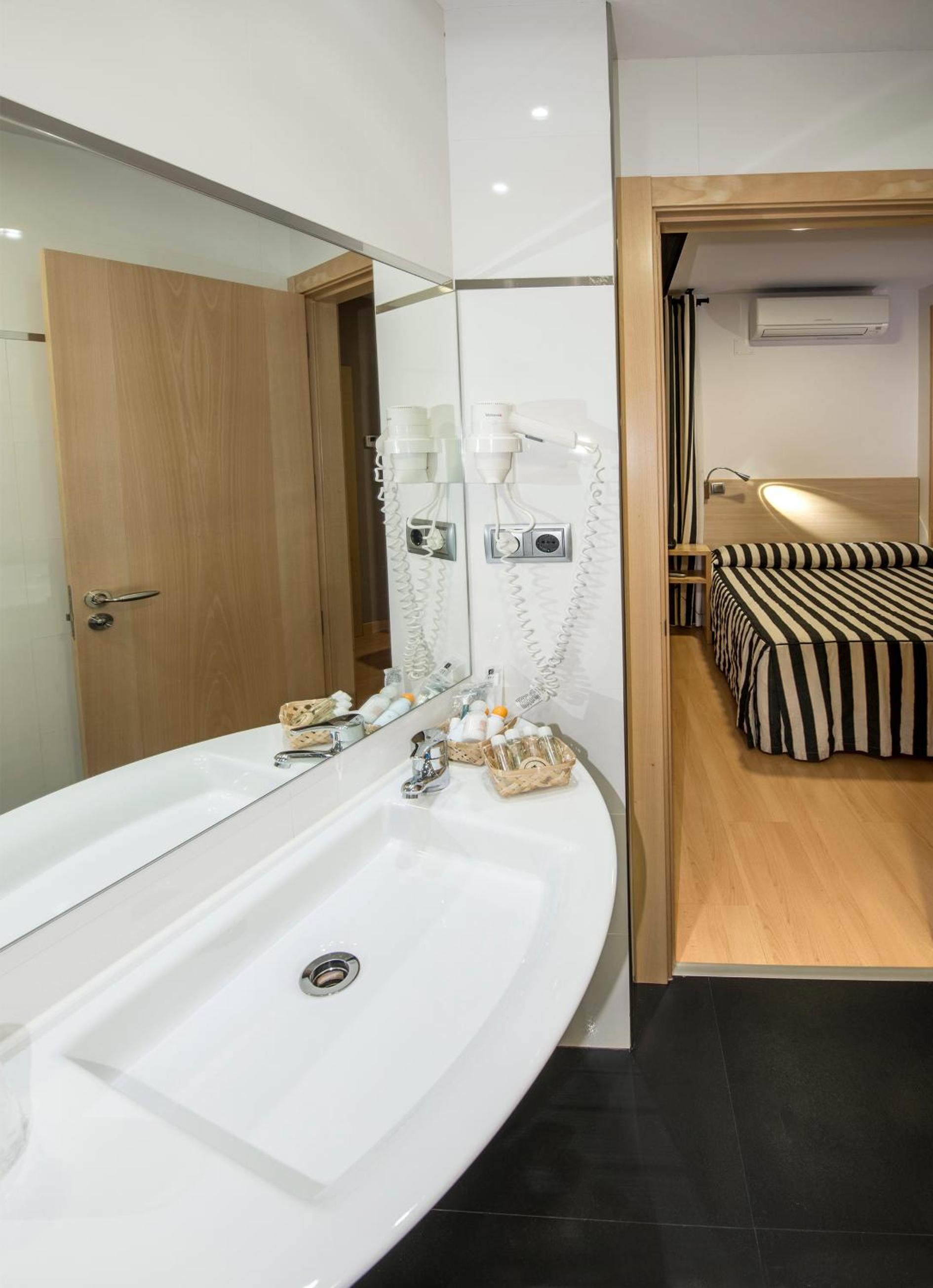 Double or Twin Room - Photo 7