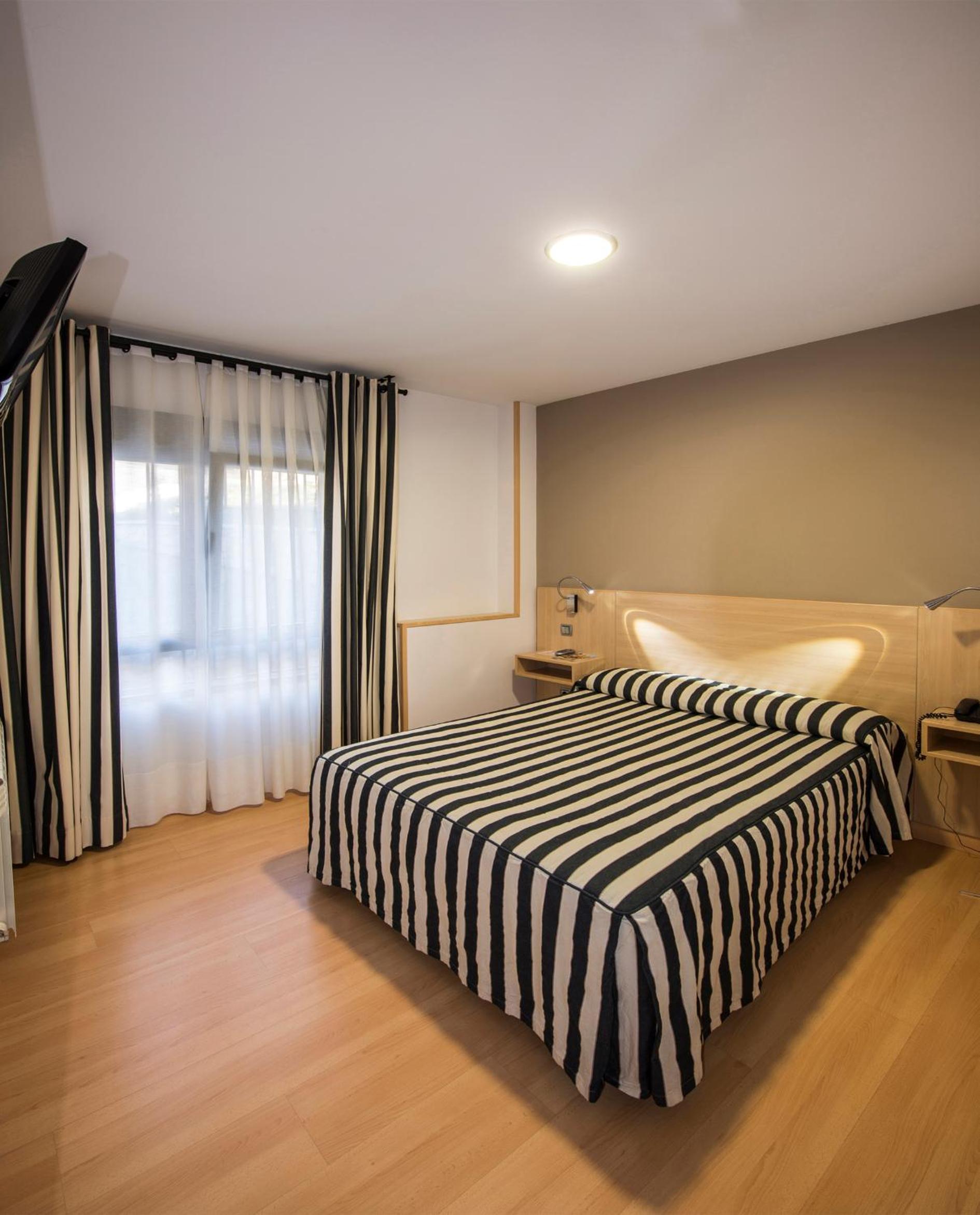 Double or Twin Room - Photo 4