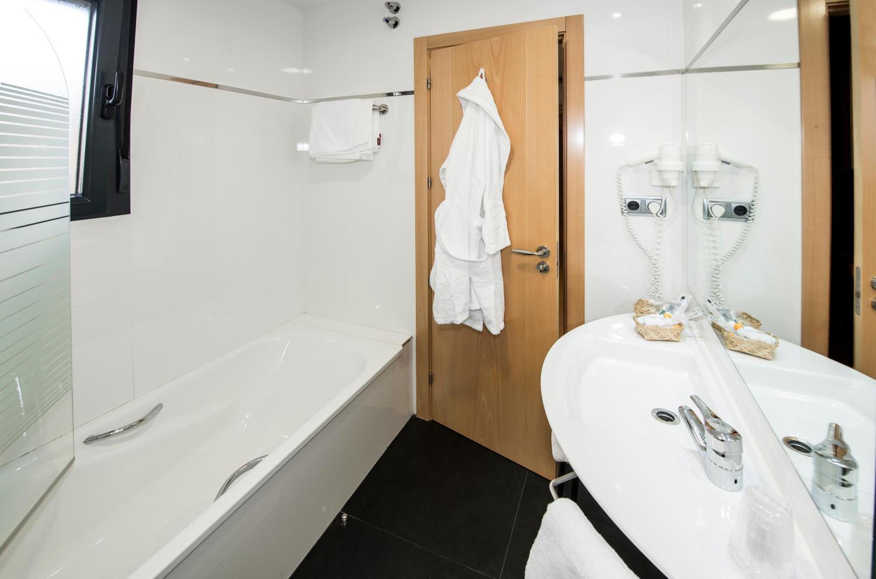 Double or Twin Room - Photo 10