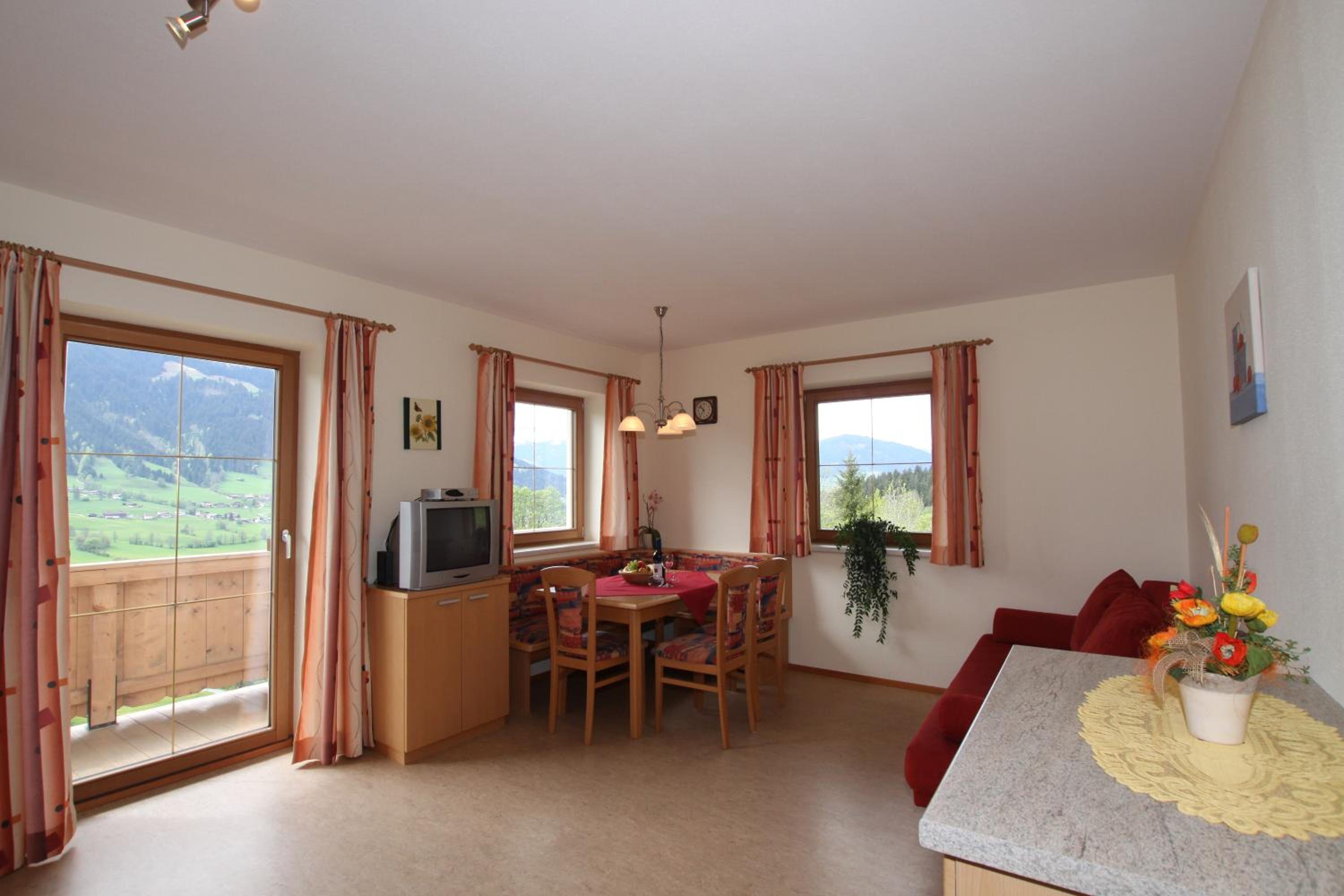 Comfort Two Bedroom Apartment with Balcony photo 3