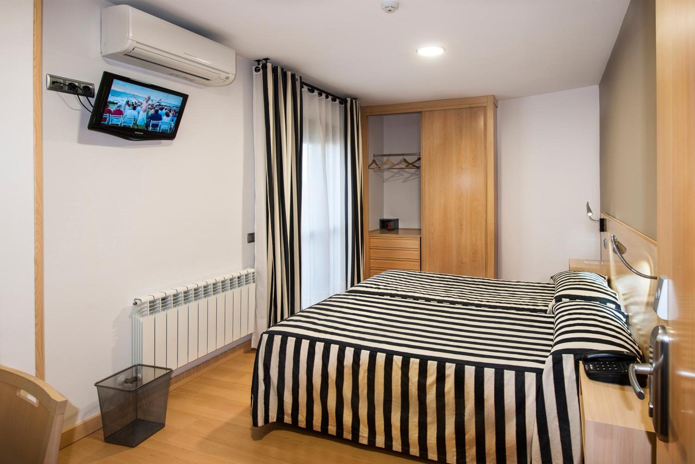 Double or Twin Room - Photo 5