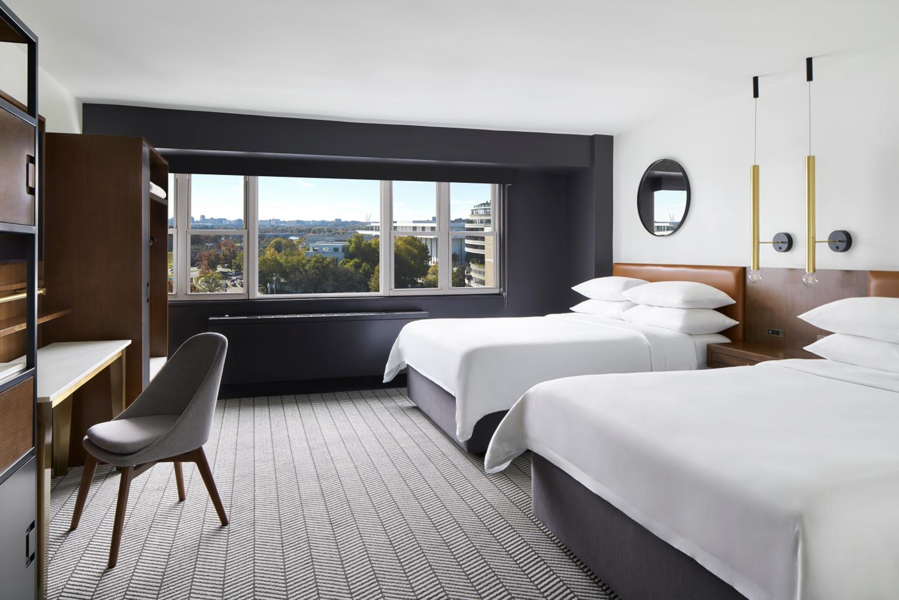 Standard Queen Room with Two Queen Beds and Bath Tub - Mobility Accessible - Photo 4