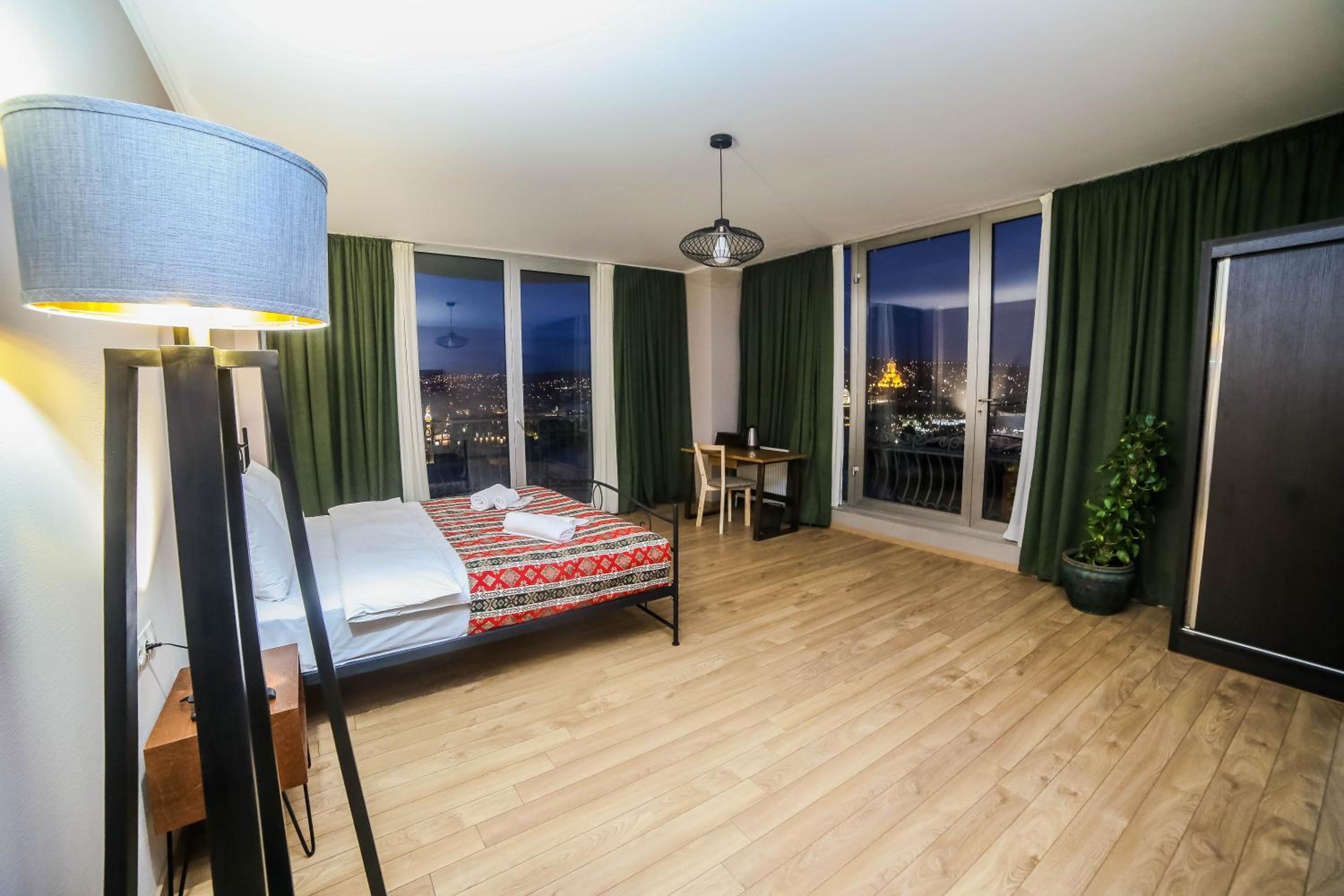 Suite with Balcony - Photo 6
