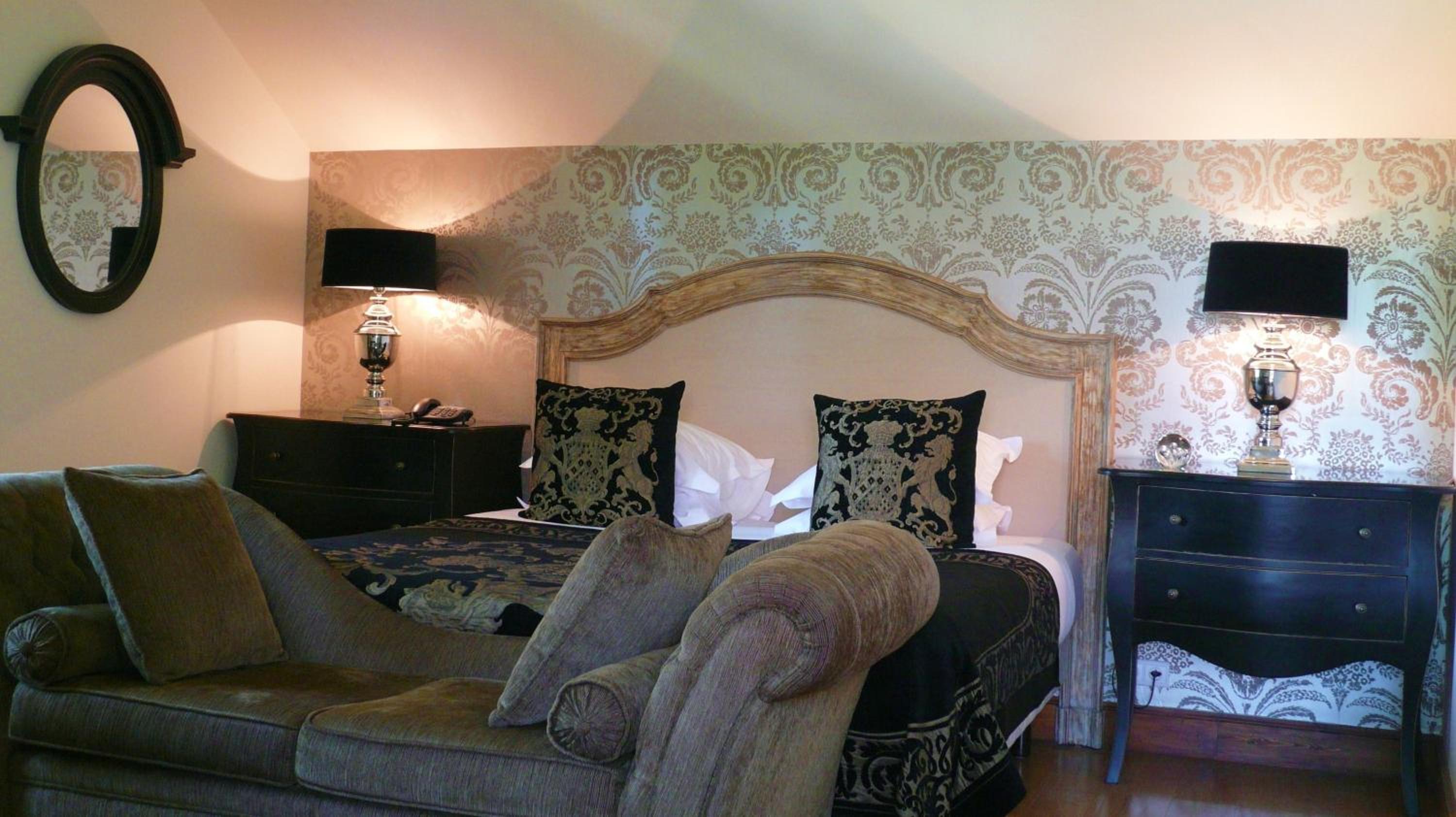 King Room - 115 ft² Parking Included - Photo 2