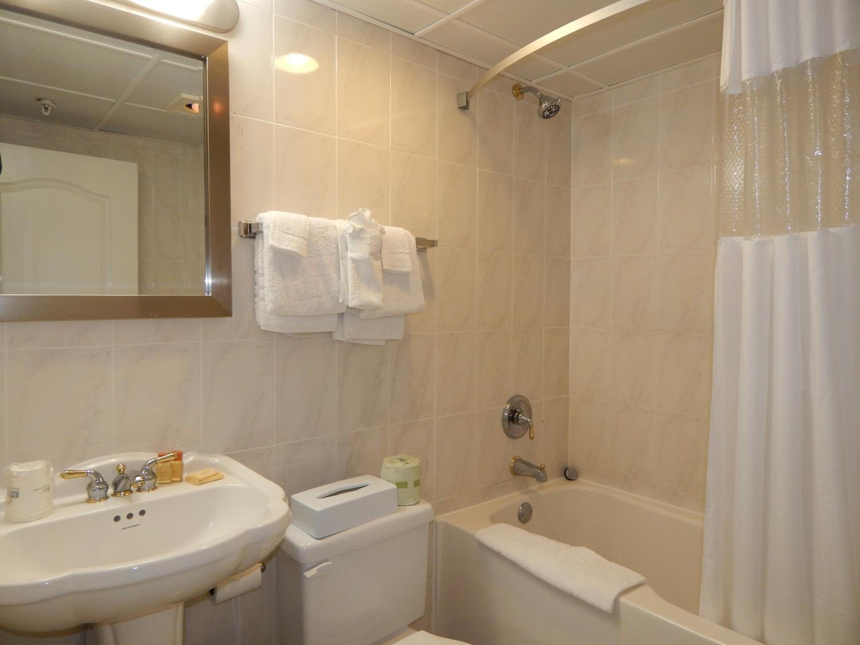 Oceanfront Studio with Two Queen Beds - Non-Smoking photo 2