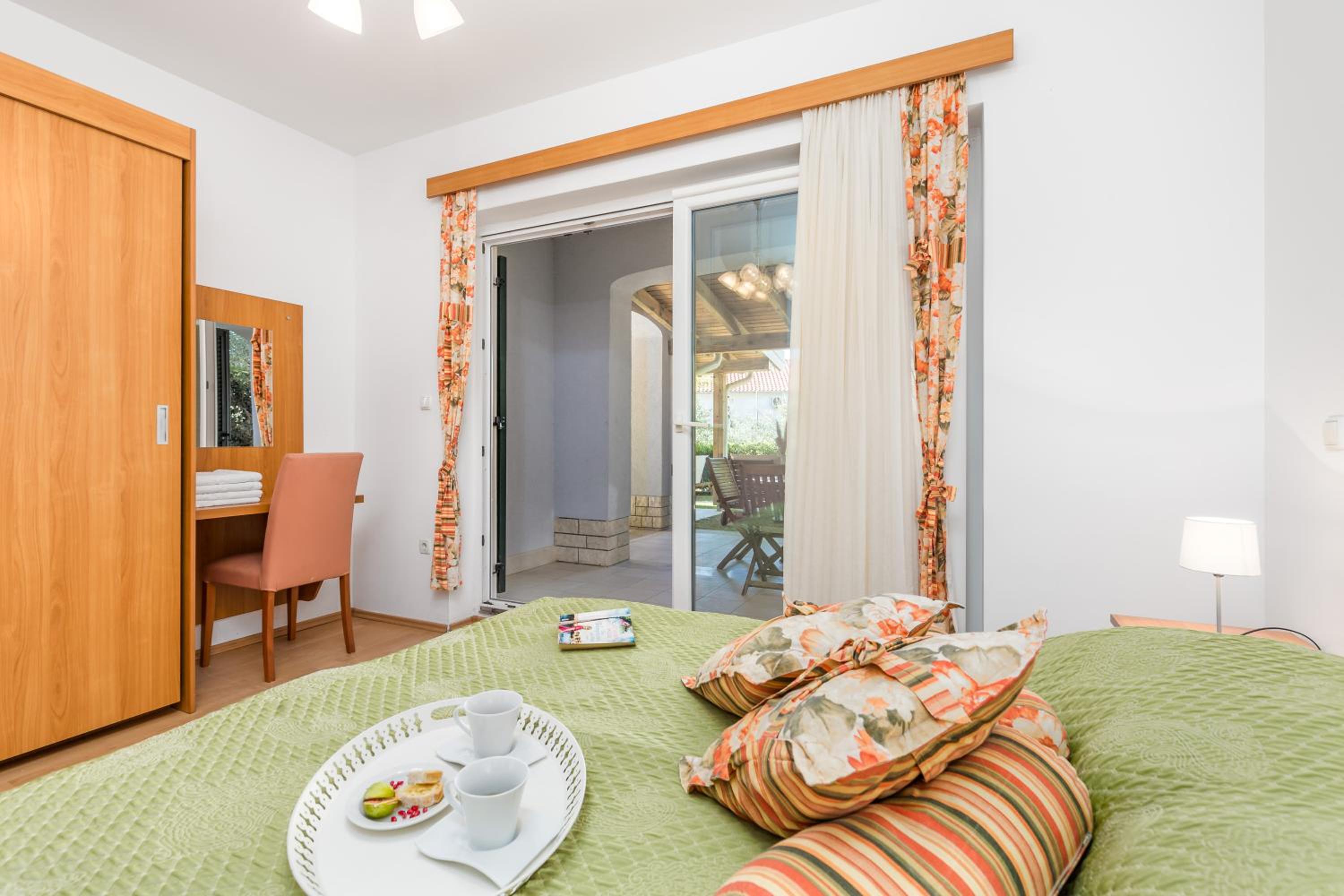 One-Bedroom Apartment with Sofa Bed