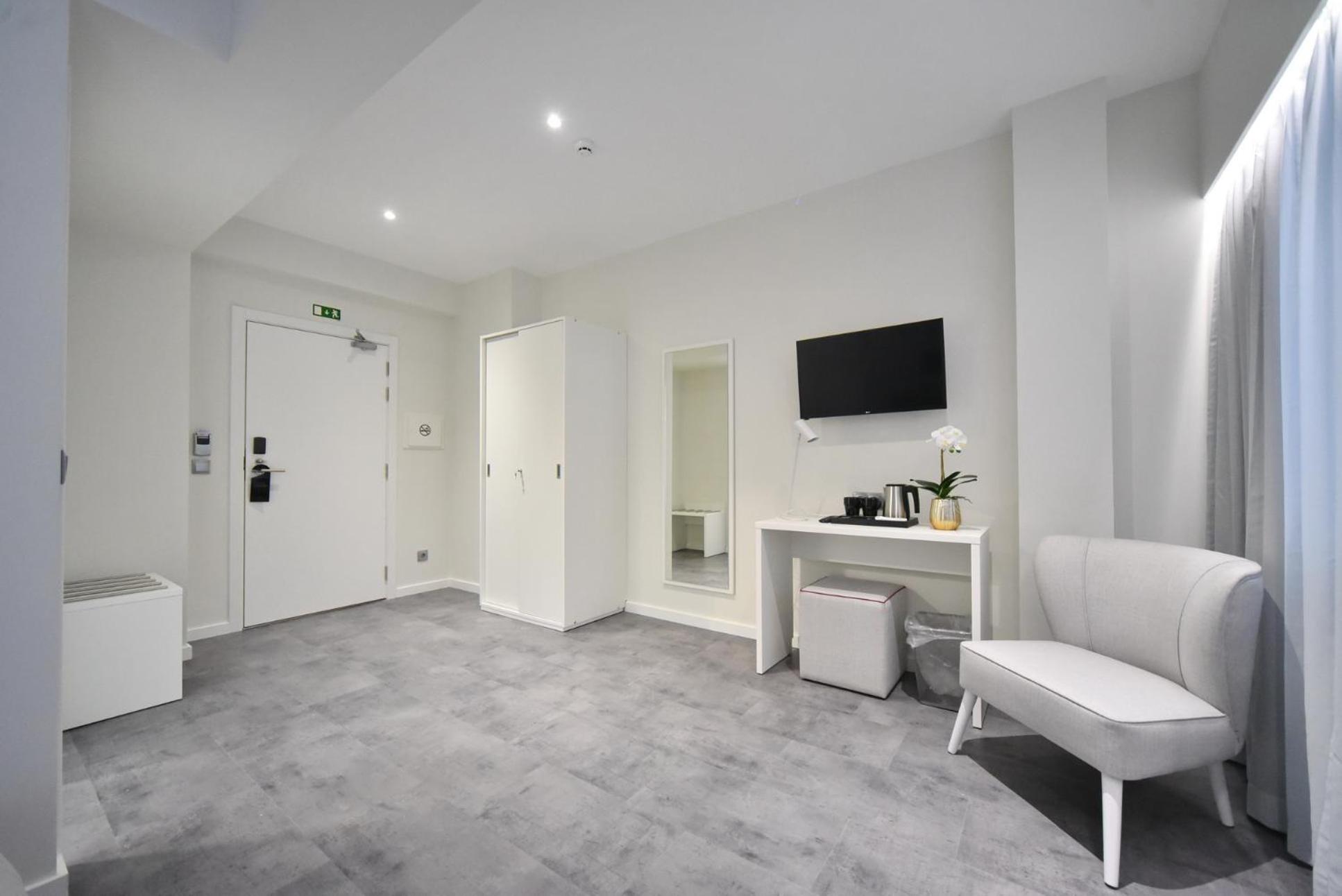 Double Room with Extra Bed - Disability Access photo 2