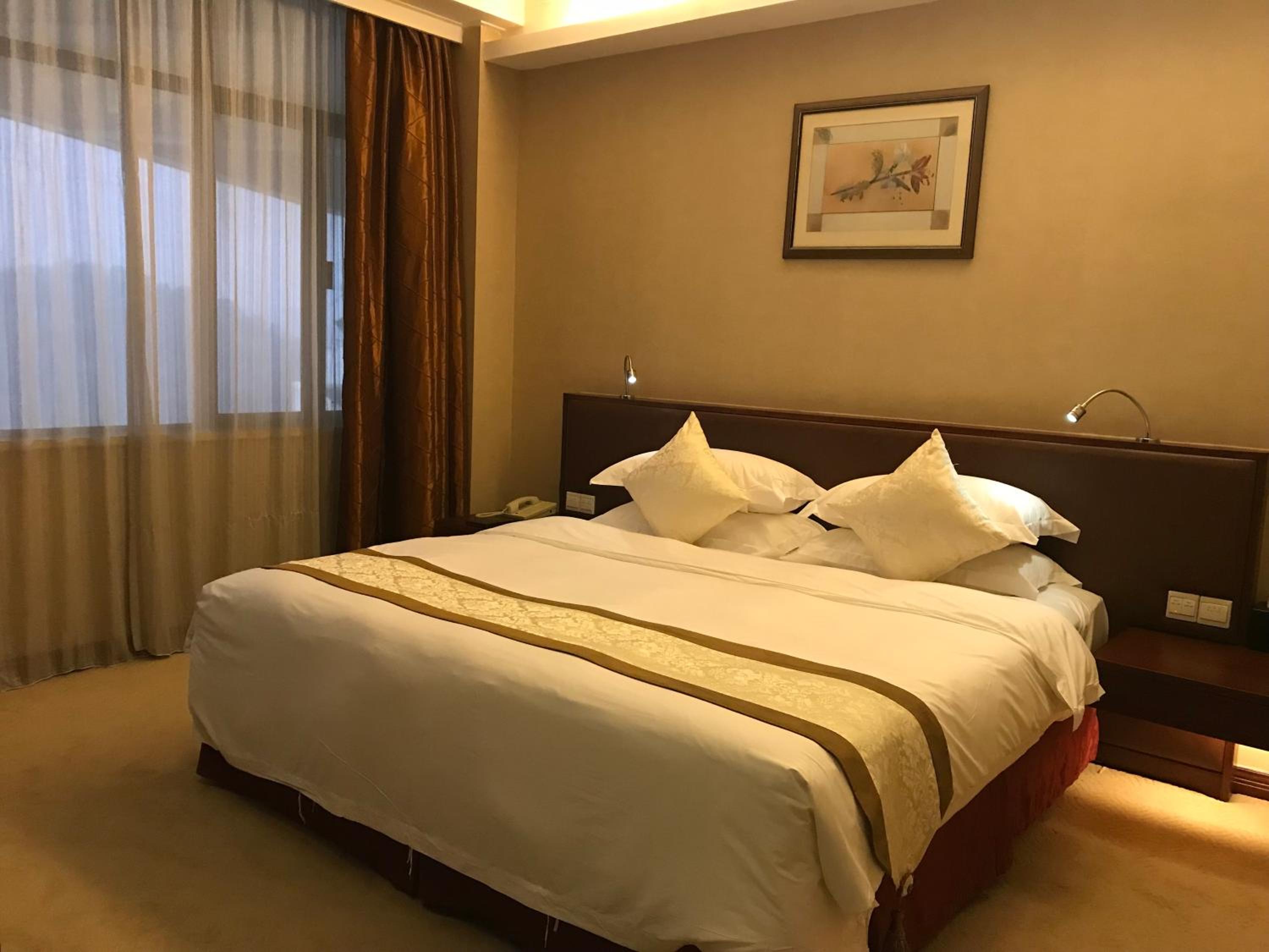 Executive Suite - Photo 2