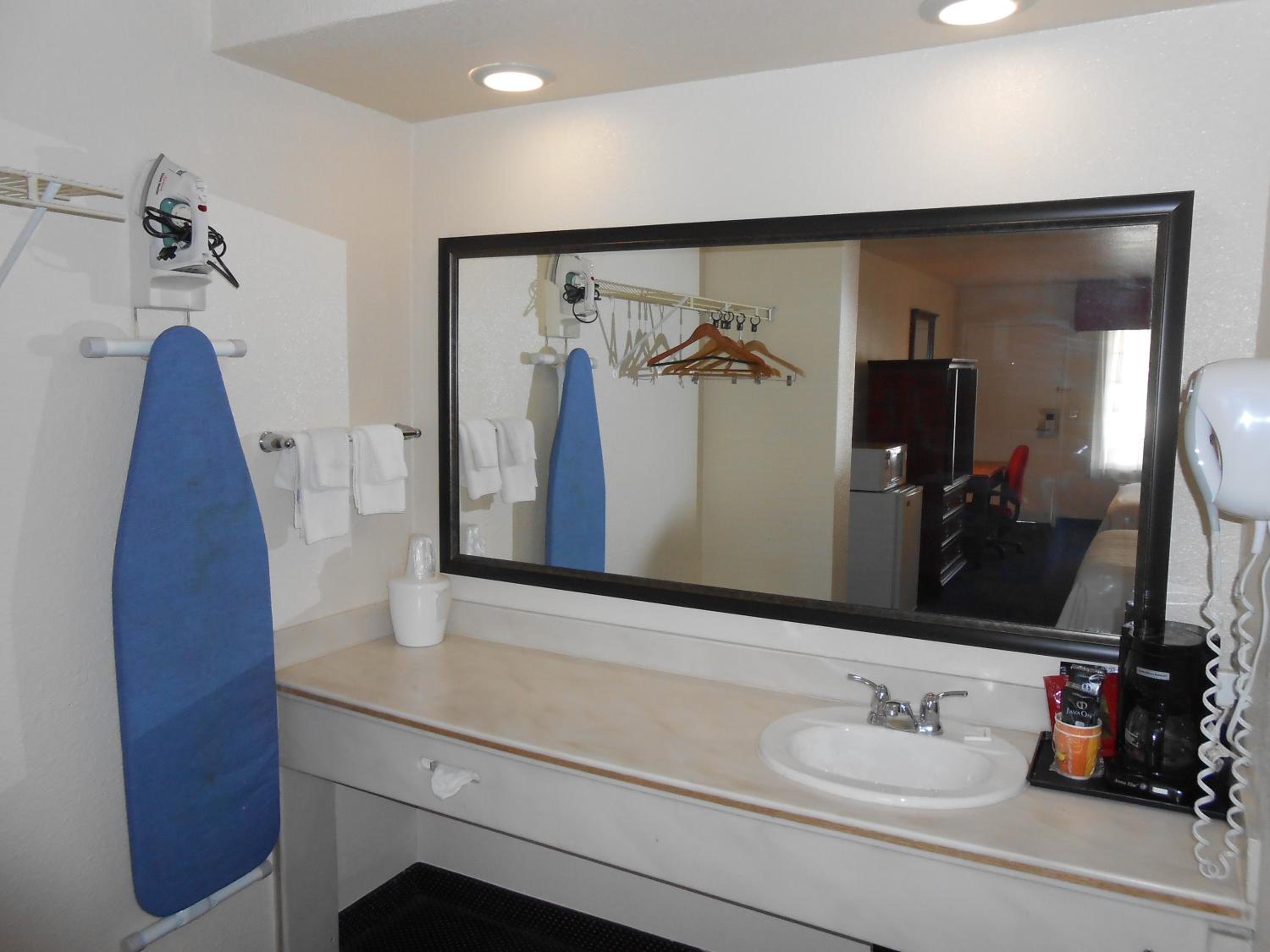 Queen Room with Two Queen Beds - Photo 8
