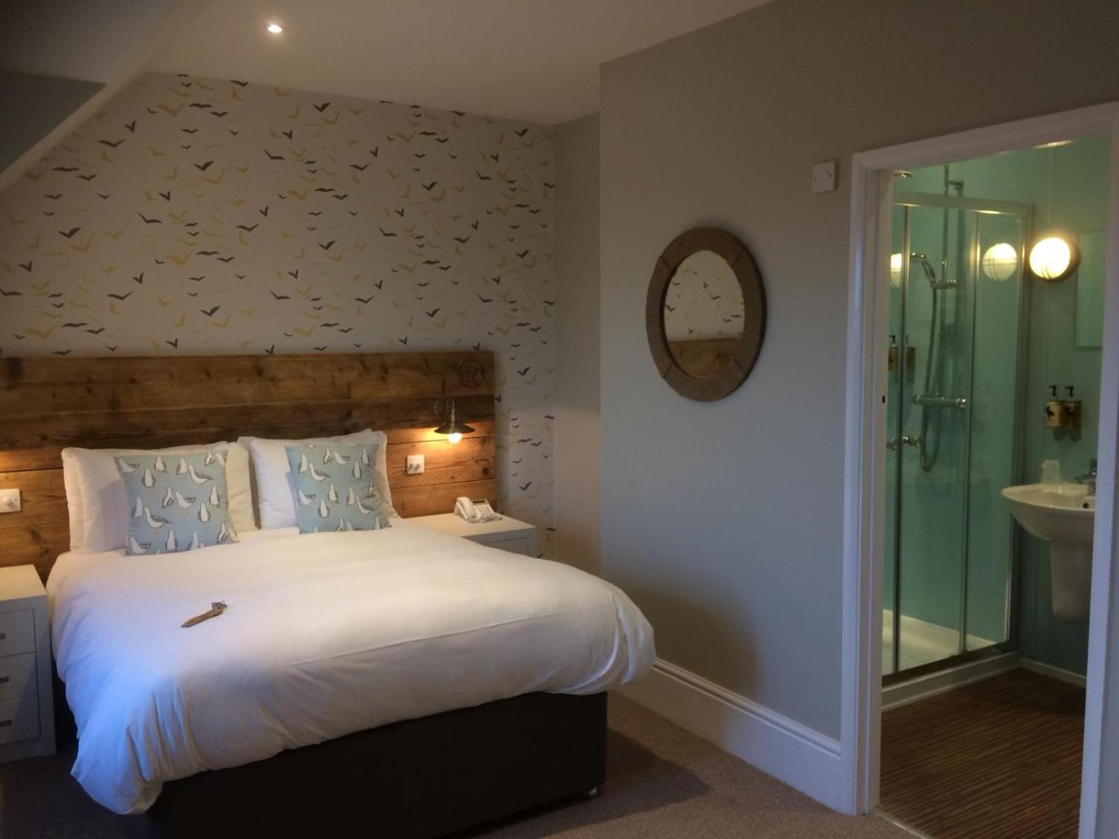 Classic Double with Shower Only Ensuite photo 2