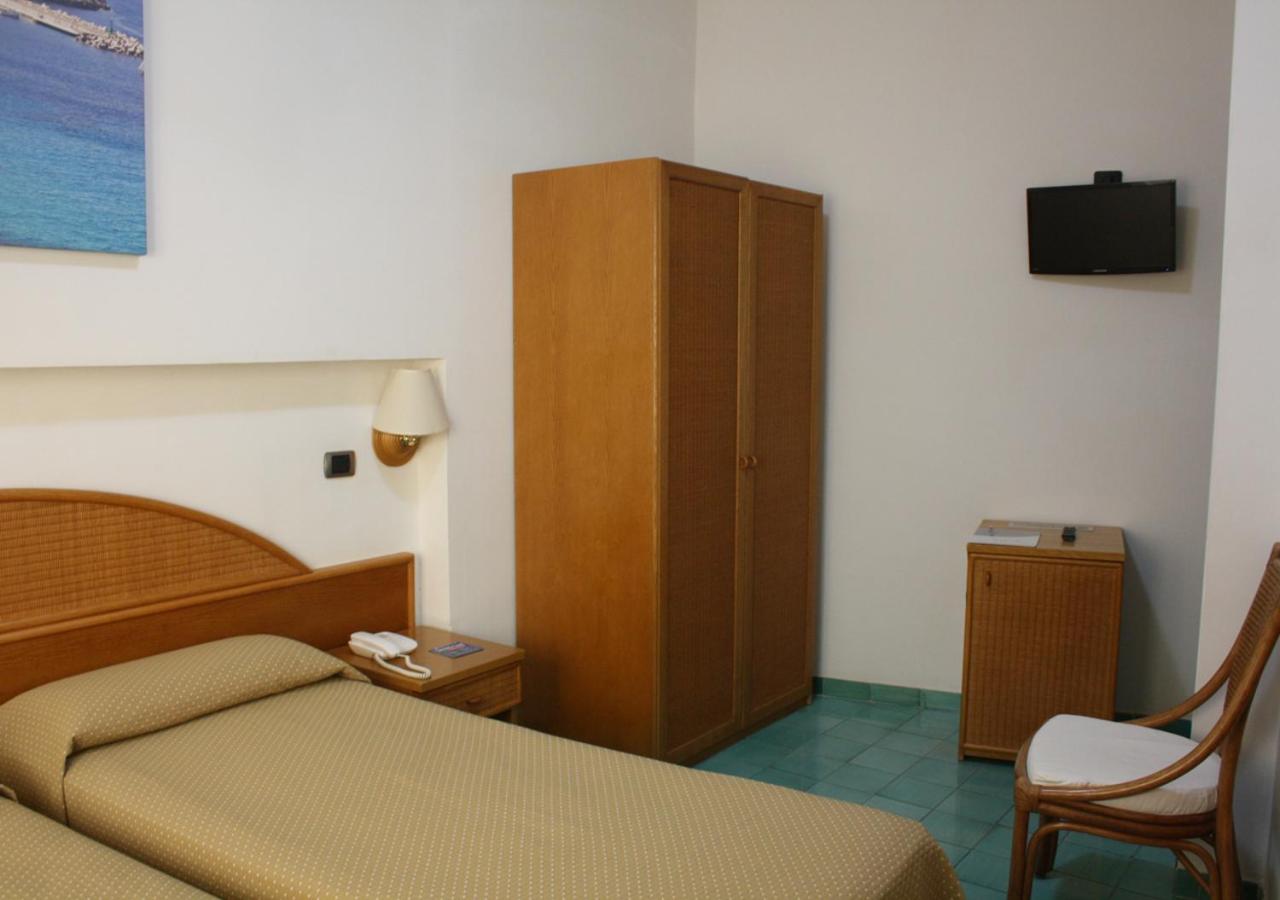Economy Twin Room - Photo 2