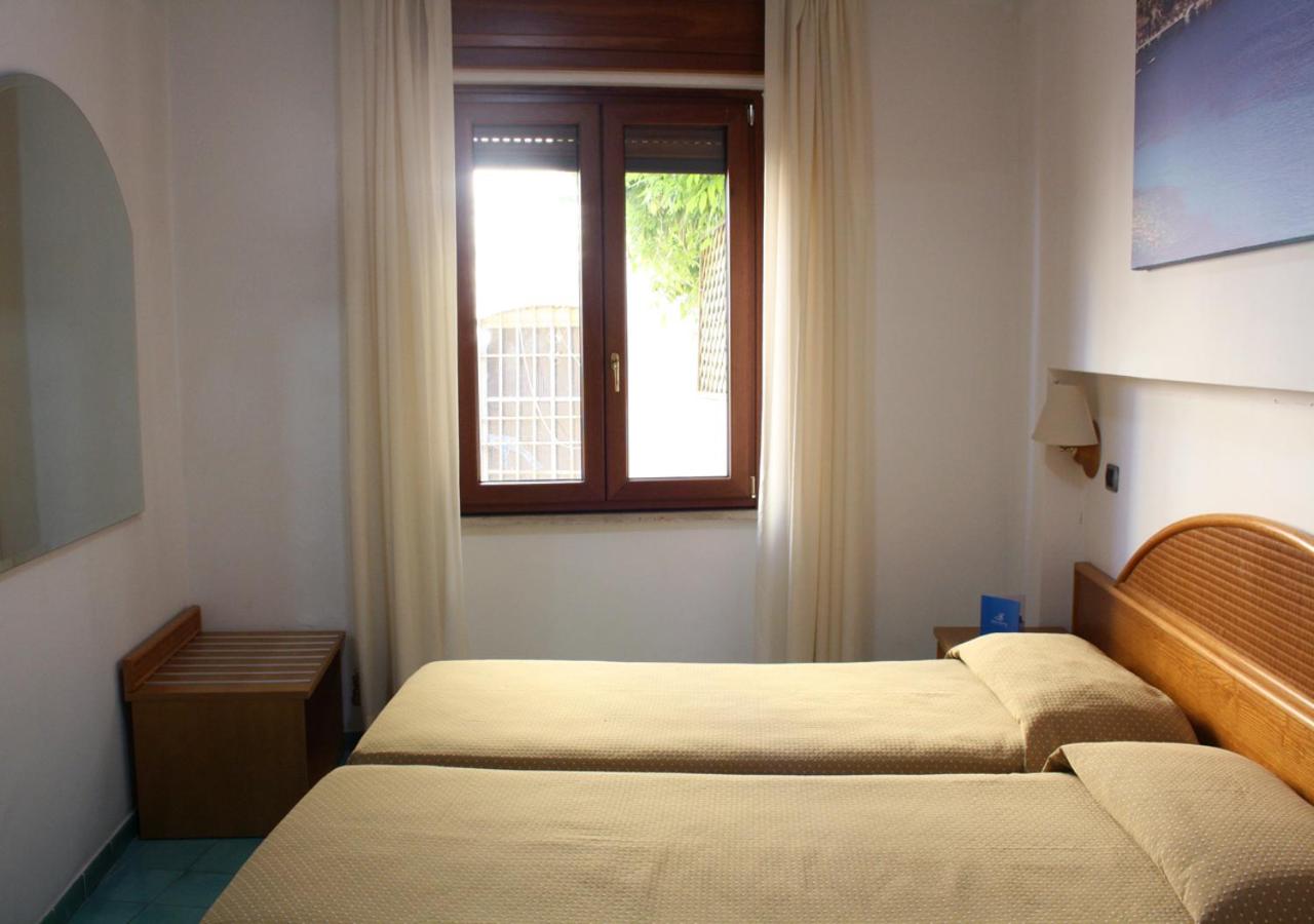 Economy Twin Room - Photo 3