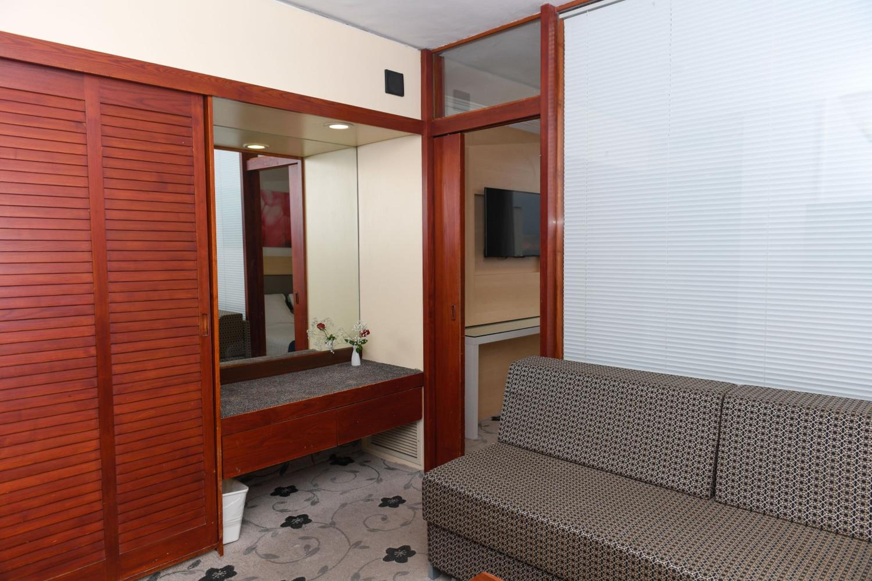 Two Bedroom Comfort Suite With Lake View photo 2