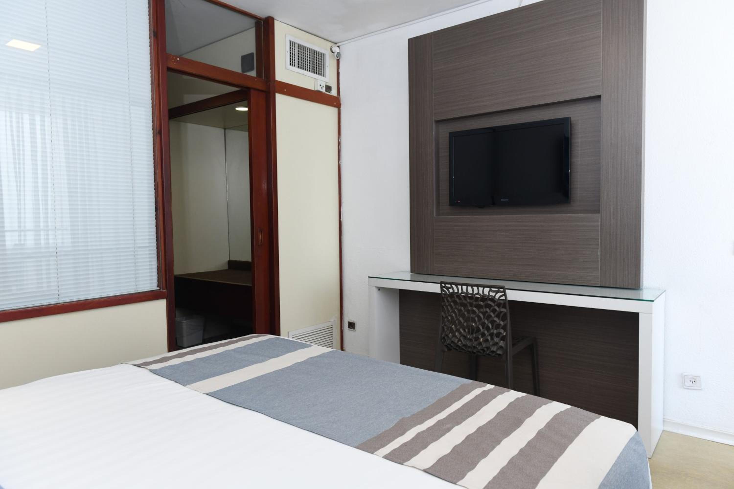 Studio Suite With Balcony photo 2