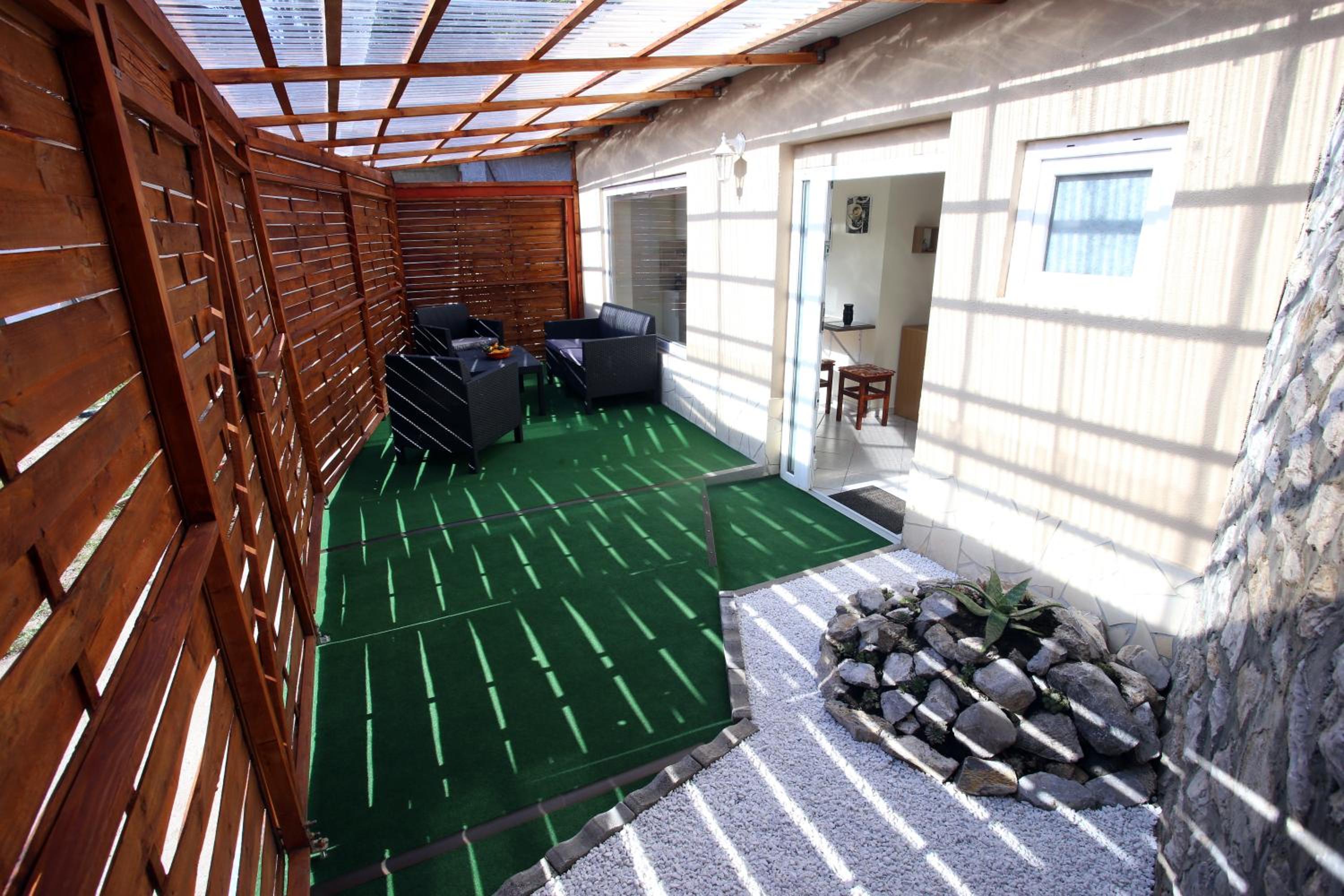 Studio Apartment - Photo 2