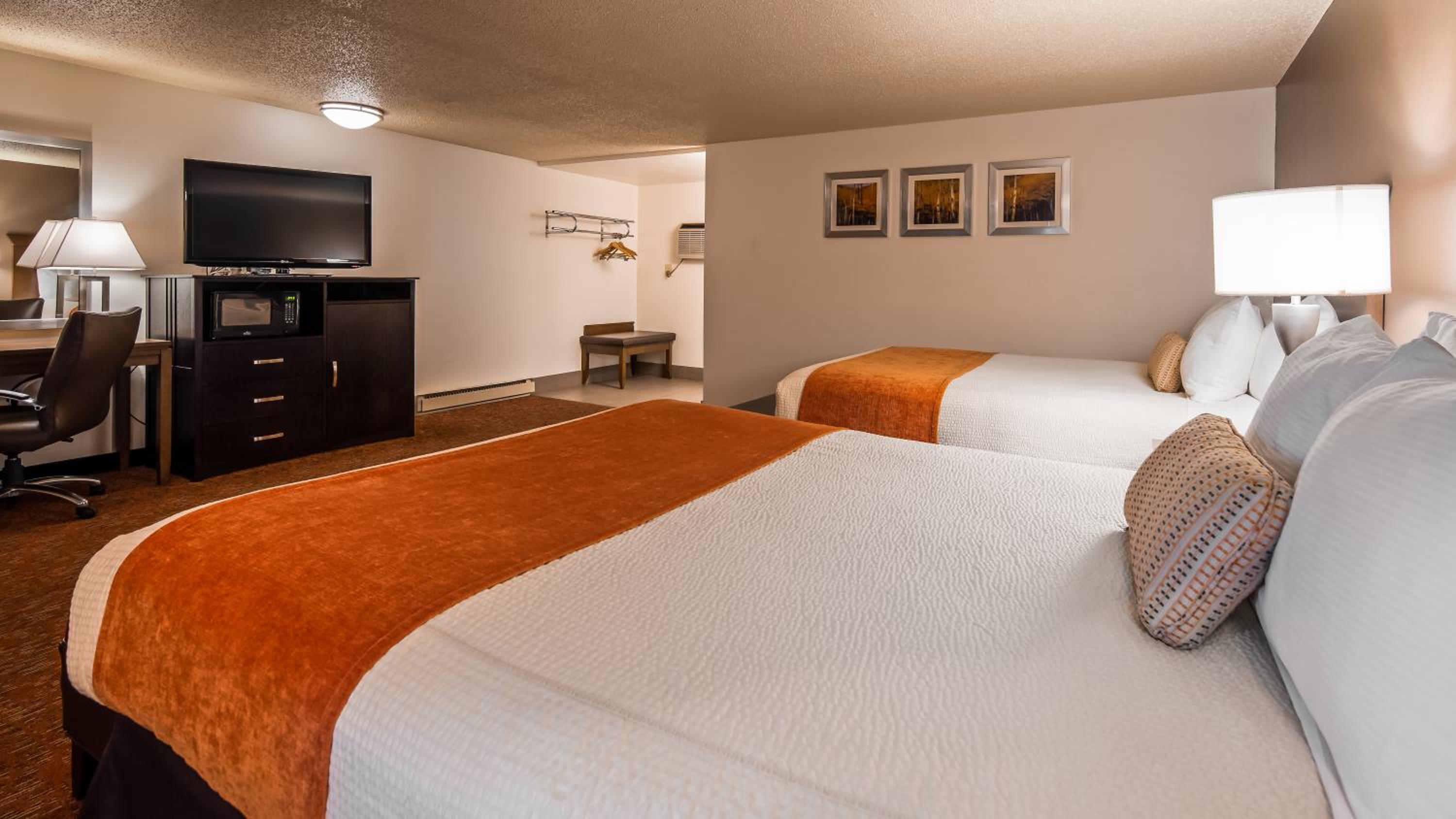 Queen Room with Two Queen Beds and Bath Tub - Disability Access/Non-Smoking  photo 2