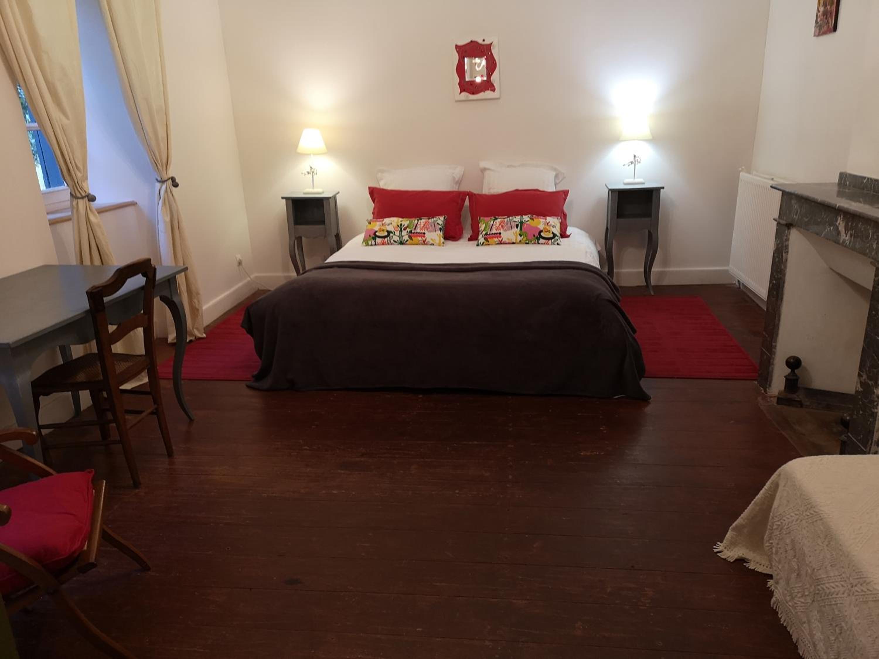 Red Double Room photo 1