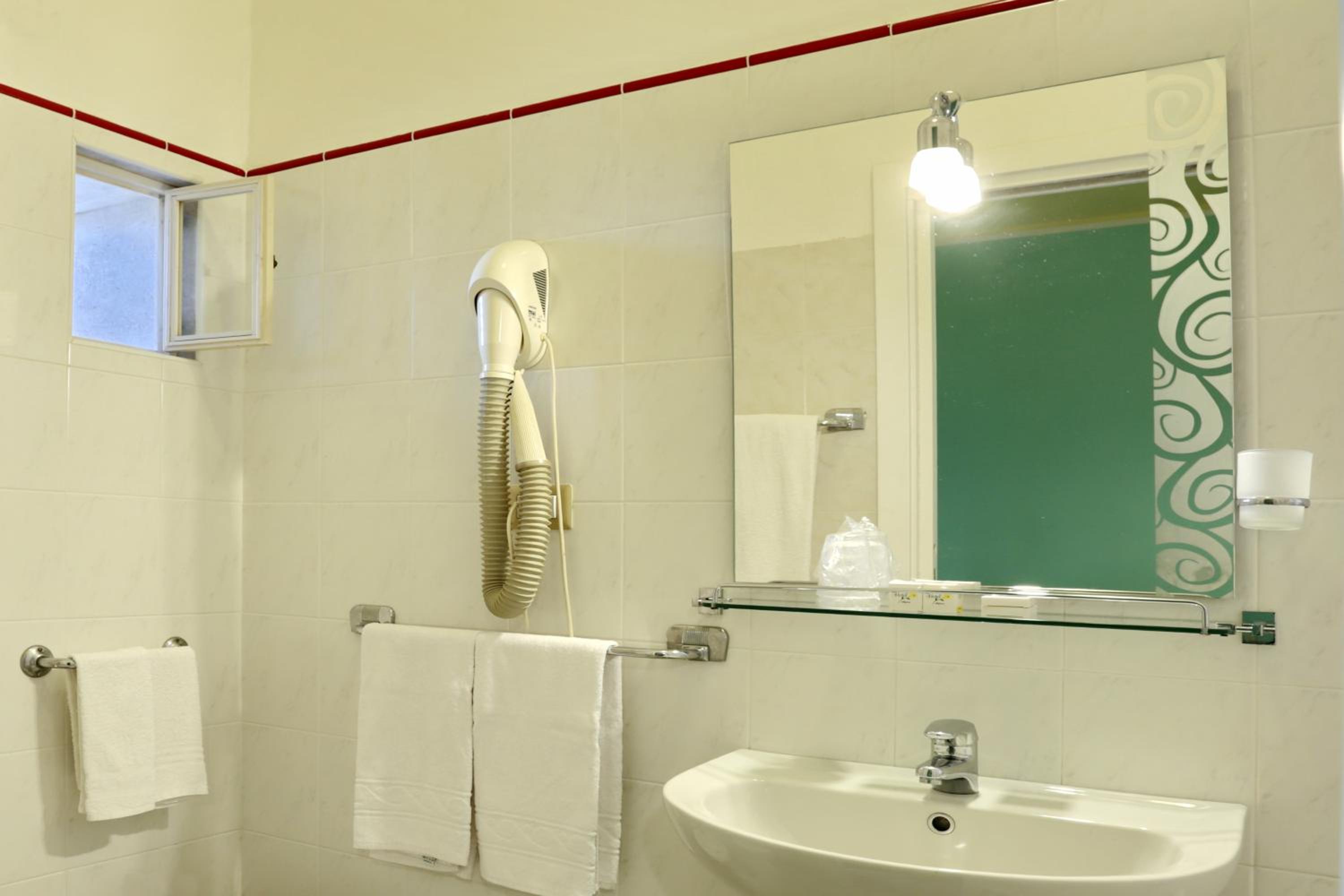 Standard Triple Room - Photo 7