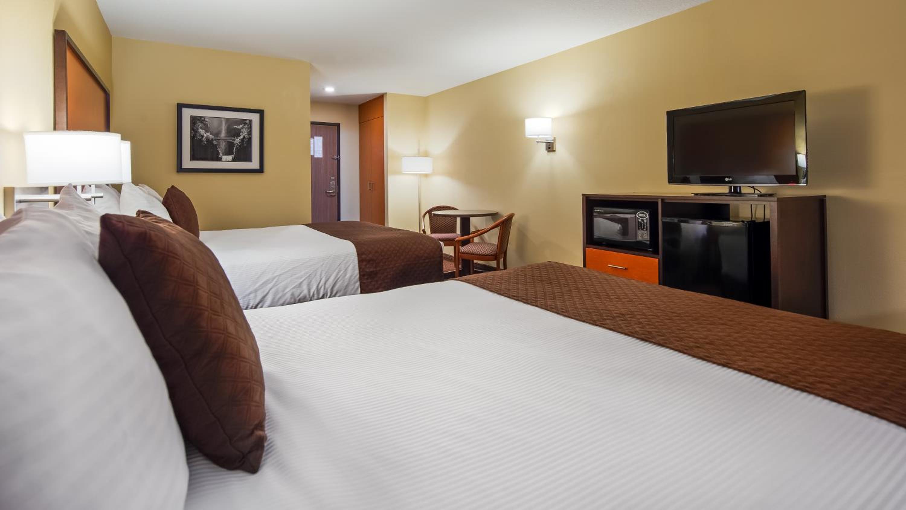 Queen Room with Two Queen Beds - Non-Smoking - Photo 1