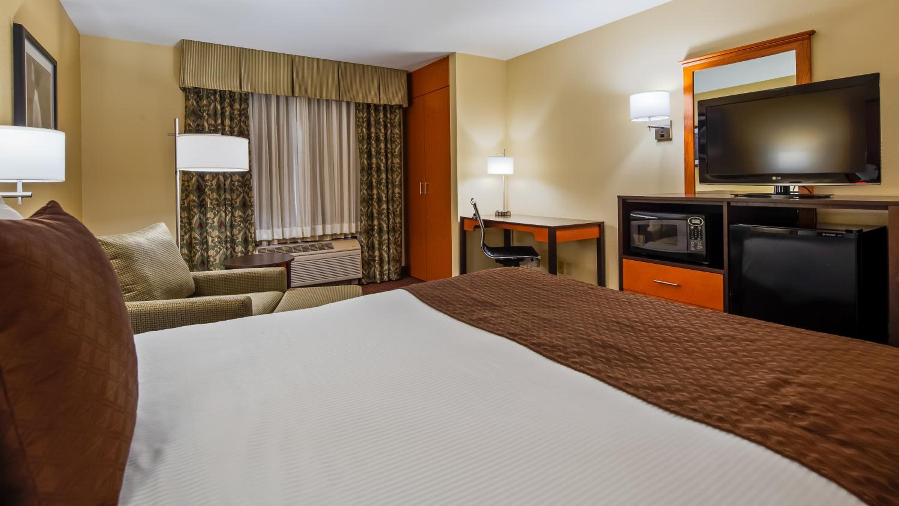 King Room - Non-Smoking - Photo 2