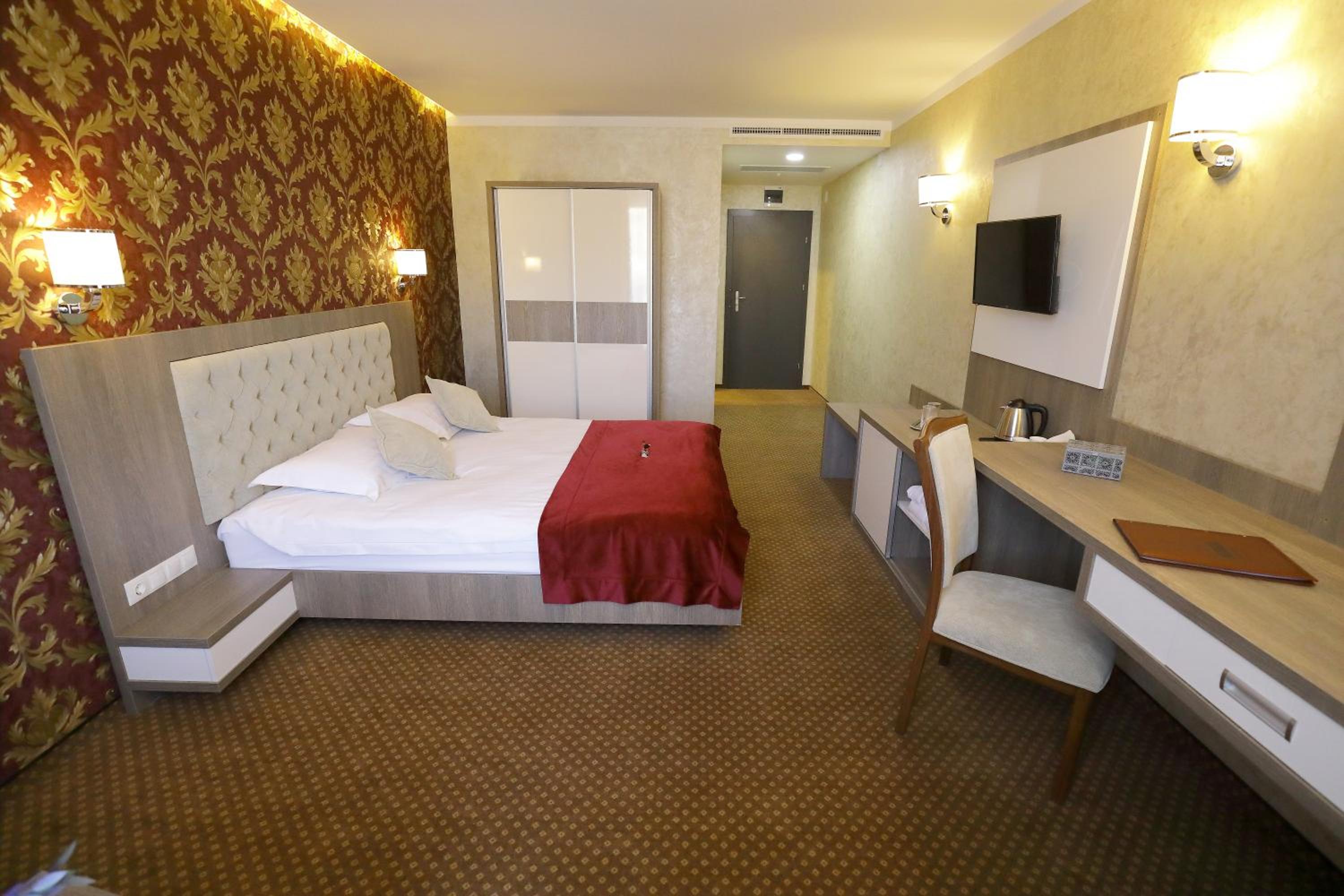 Deluxe Double Room with Balcony - Photo 21