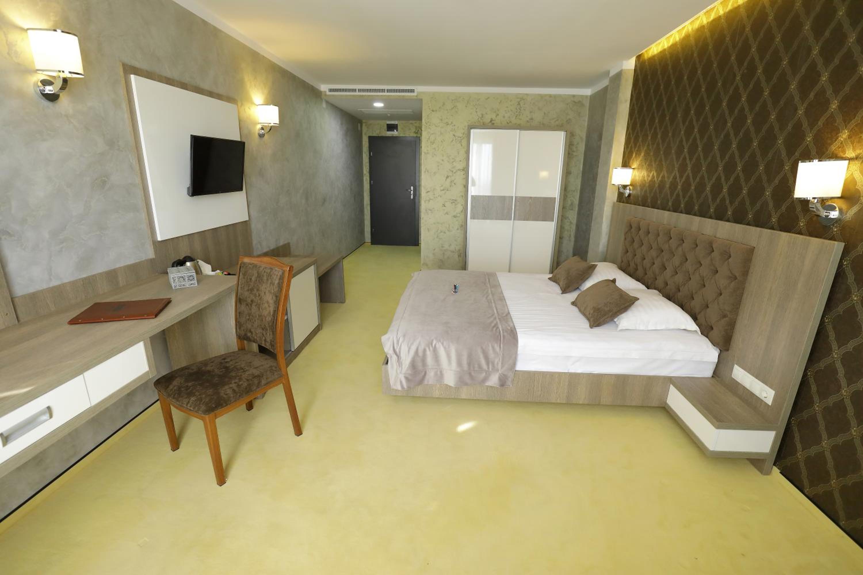 Deluxe Double Room with Balcony - Photo 16