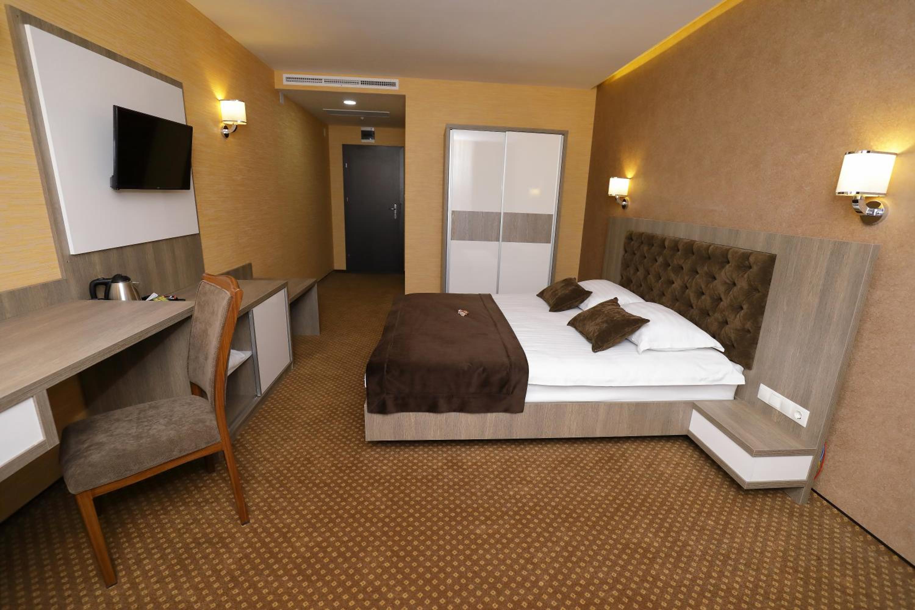 Deluxe Double Room with Balcony - Photo 30