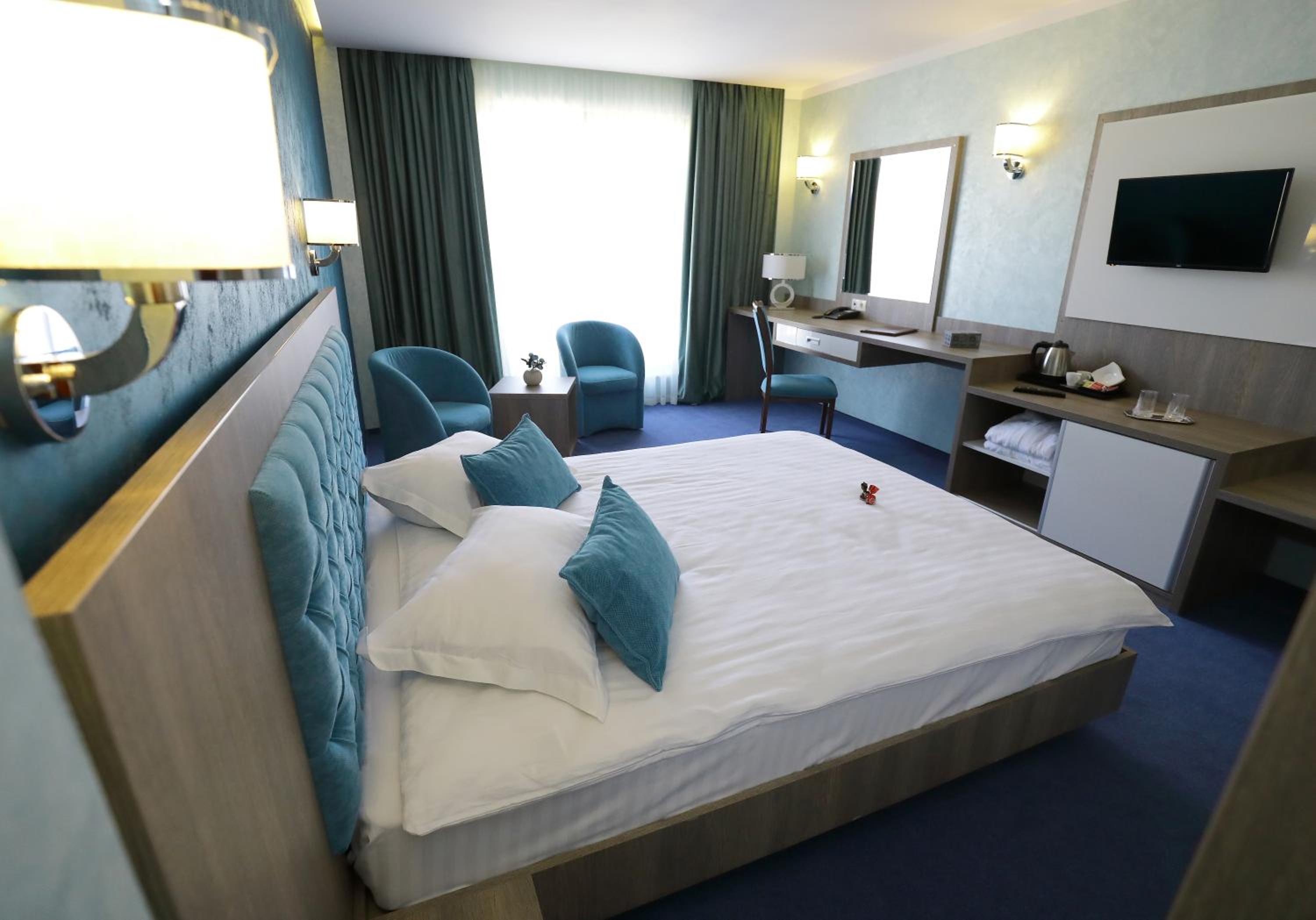 Deluxe Double Room with Balcony - Photo 32