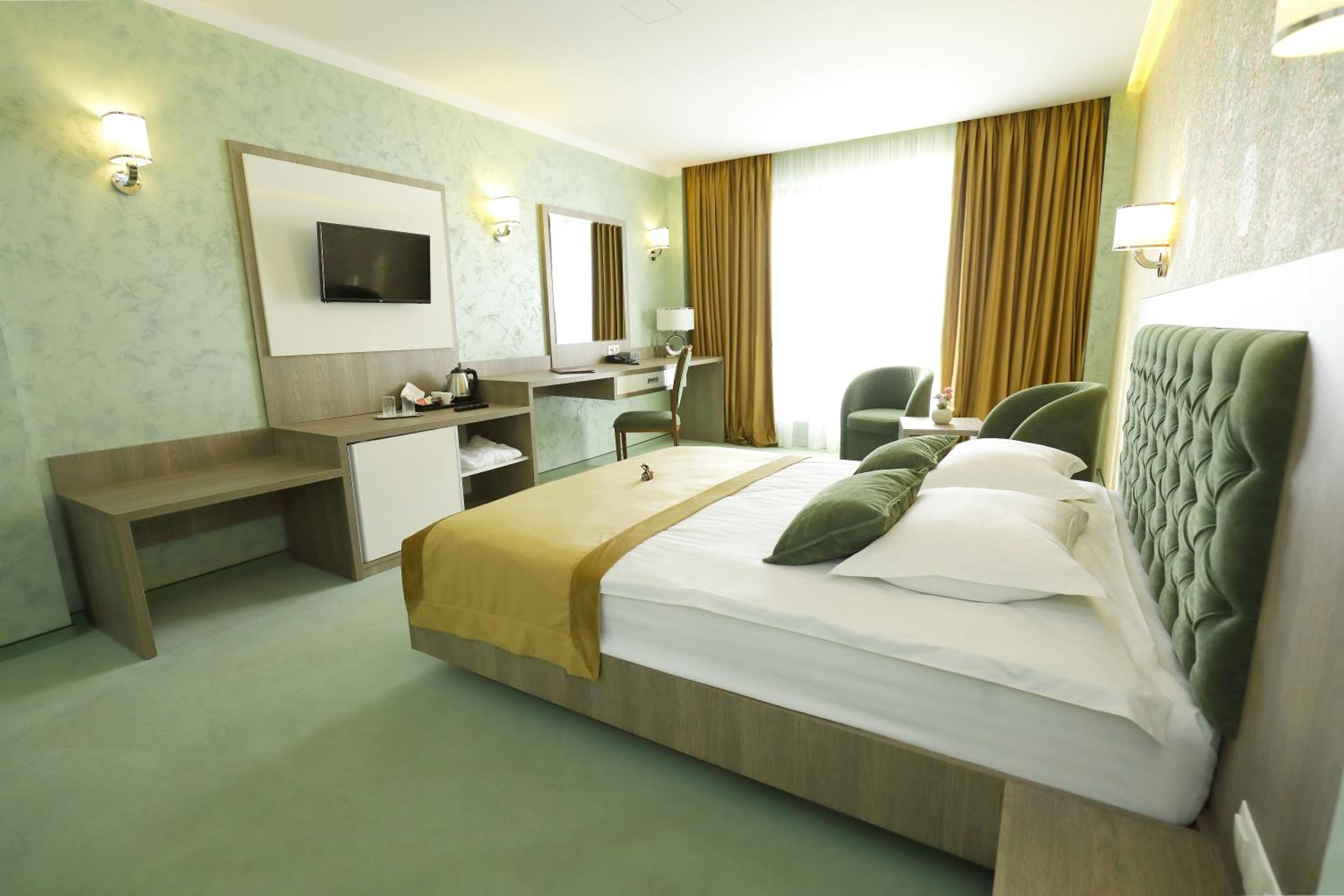 Deluxe Double Room with Balcony - Photo 23