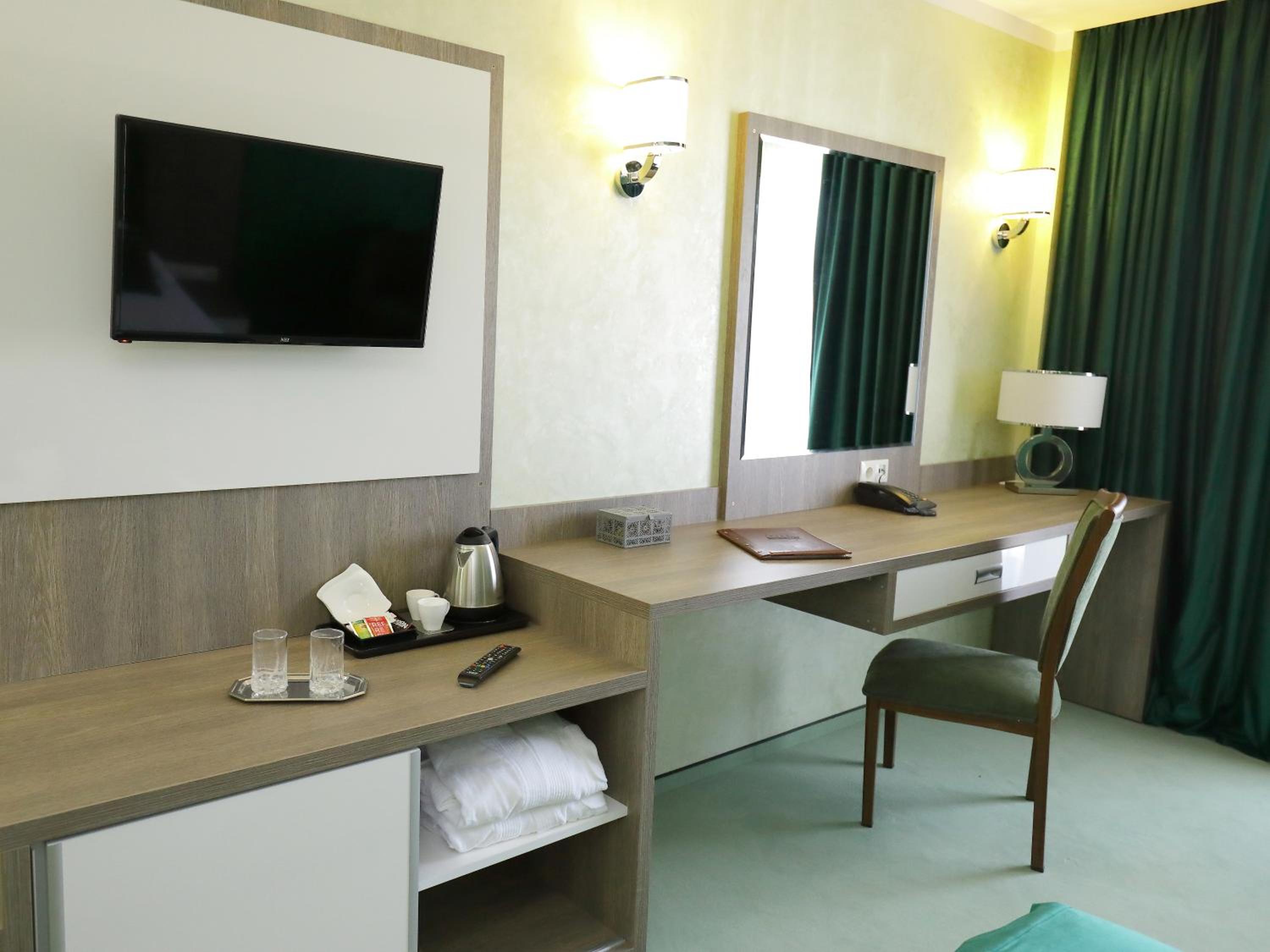 Deluxe Double Room with Balcony - Photo 14