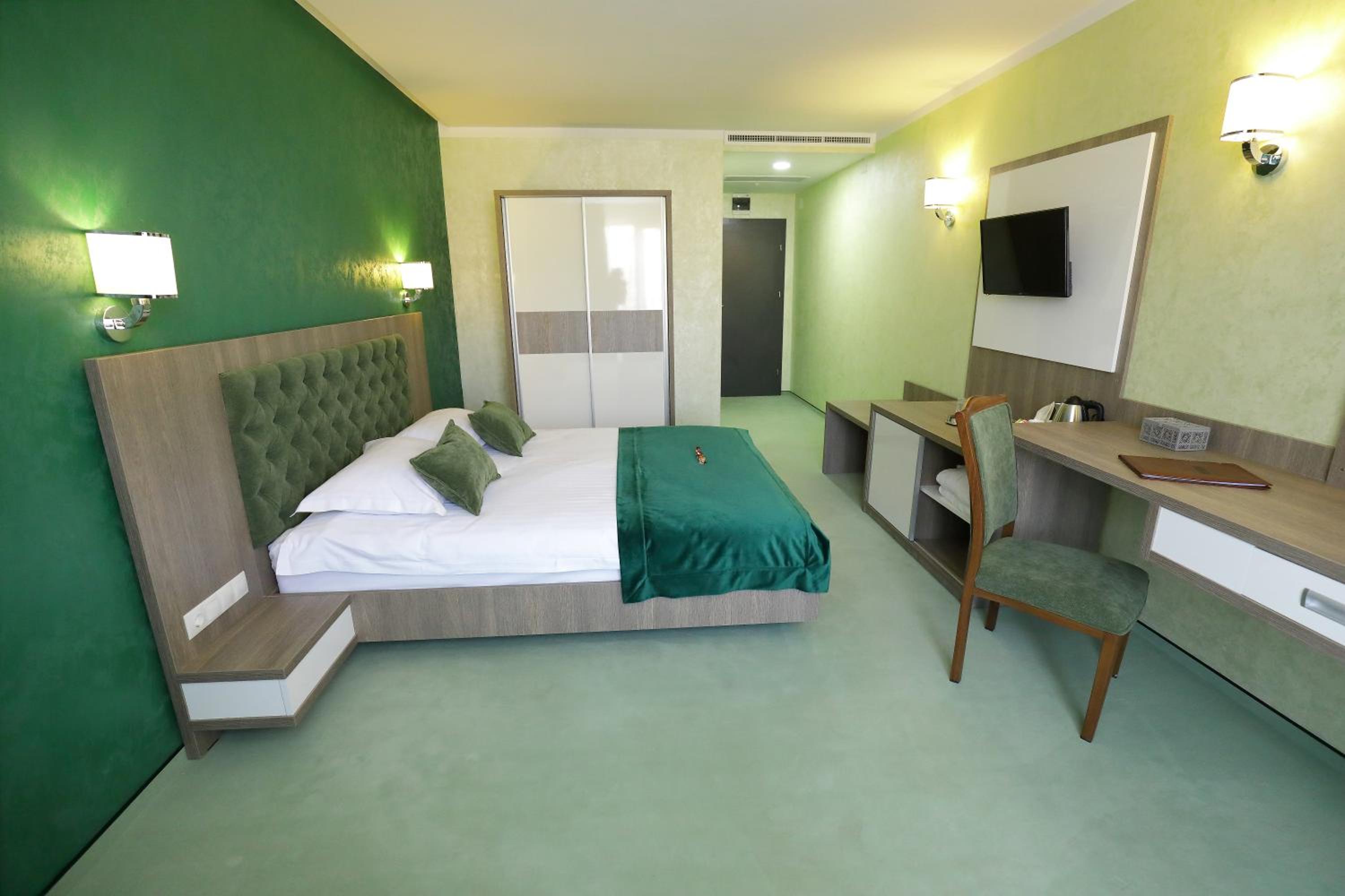 Deluxe Double Room with Balcony - Photo 13
