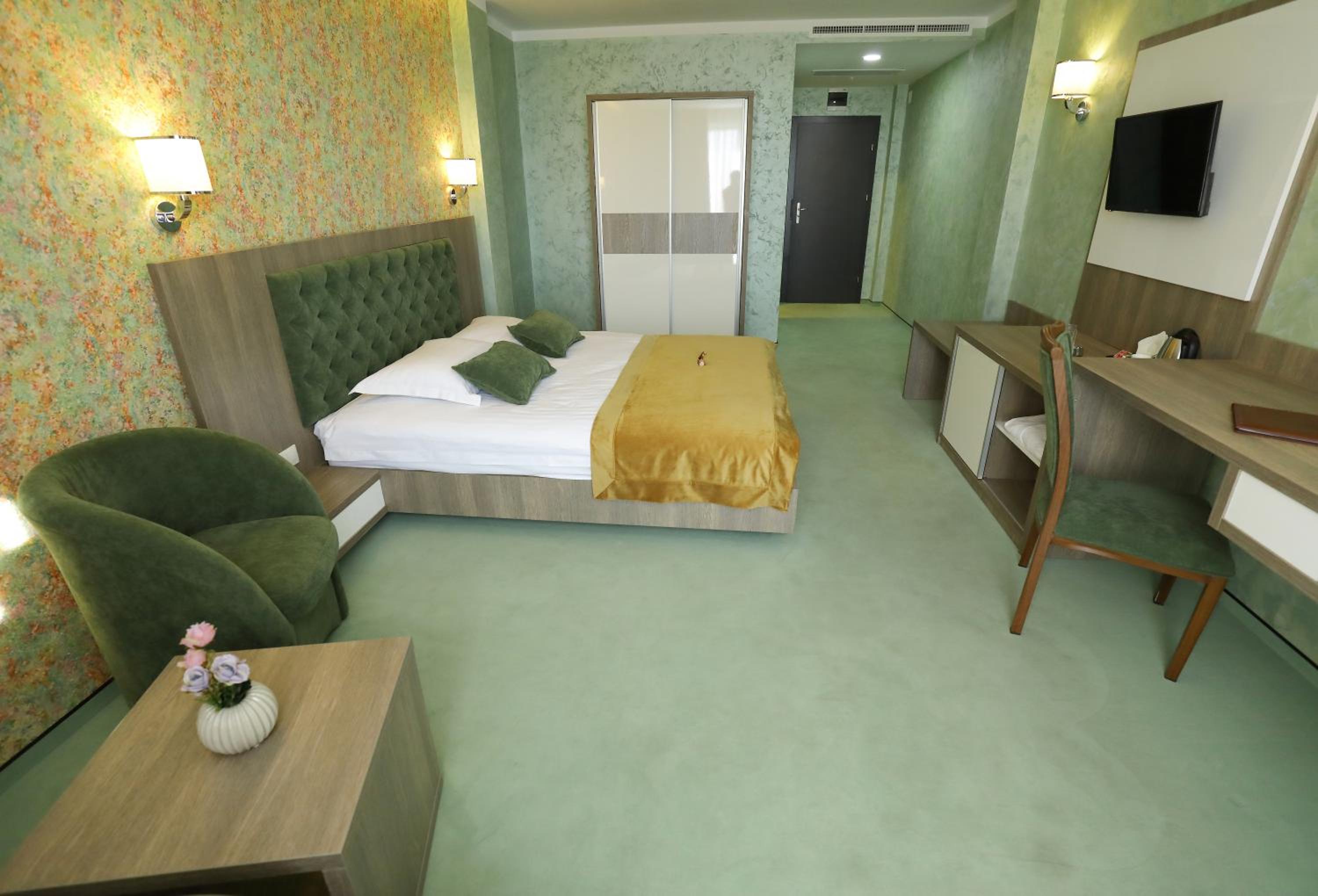 Deluxe Double Room with Balcony - Photo 25