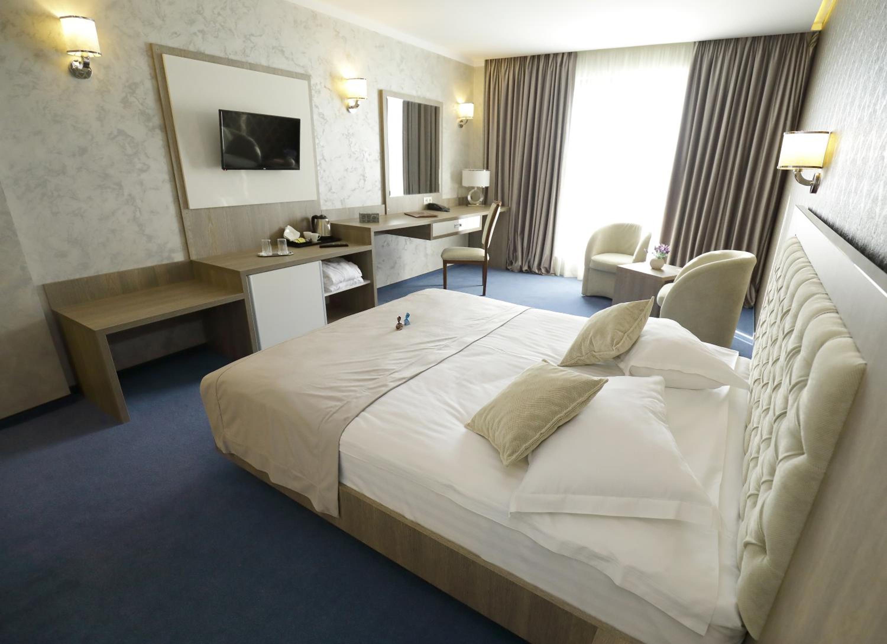 Deluxe Double Room with Balcony - Photo 9