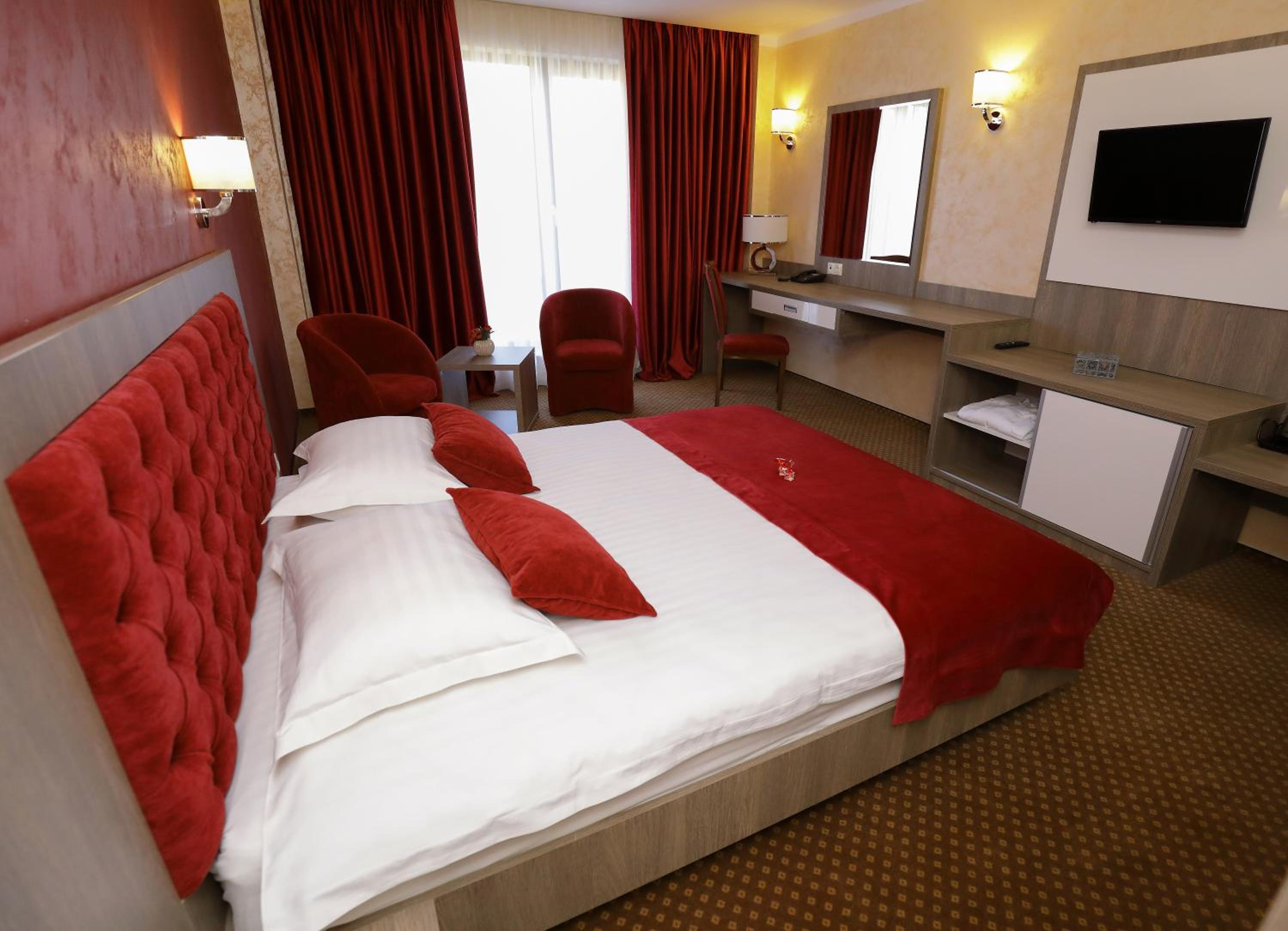 Deluxe Double Room with Balcony - Photo 8