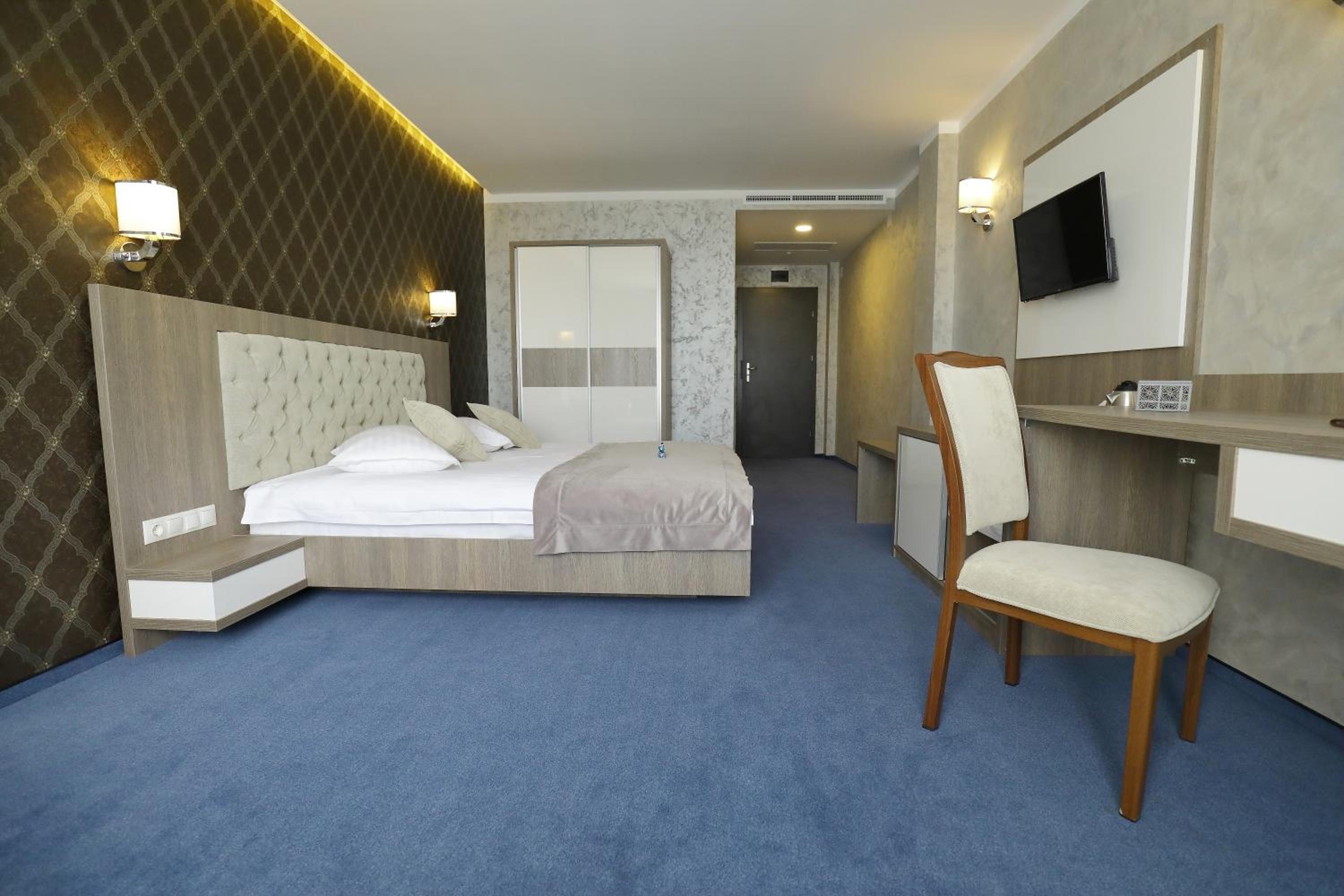 Deluxe Double Room with Balcony - Photo 1