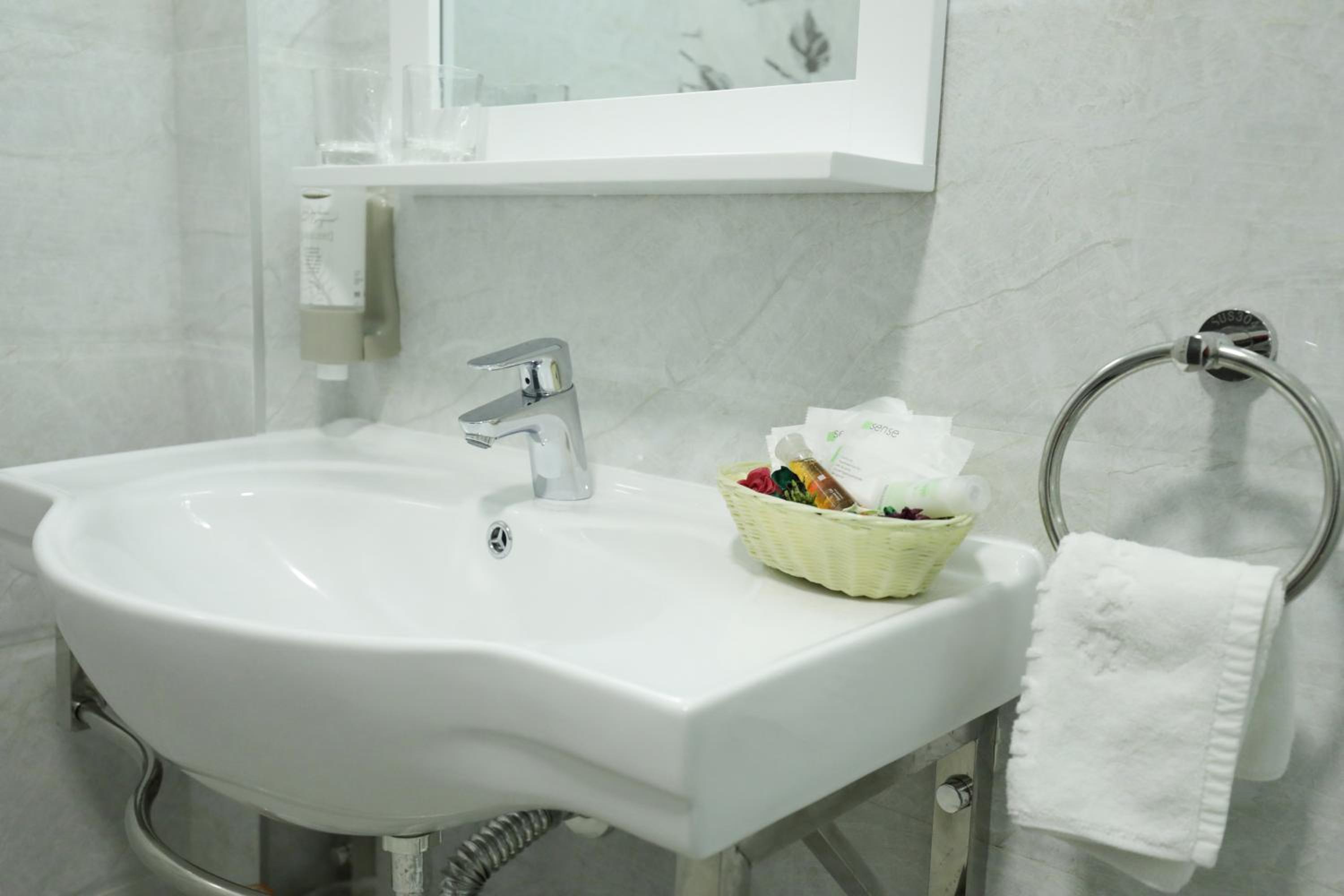 Deluxe Double Room with Balcony - Photo 7