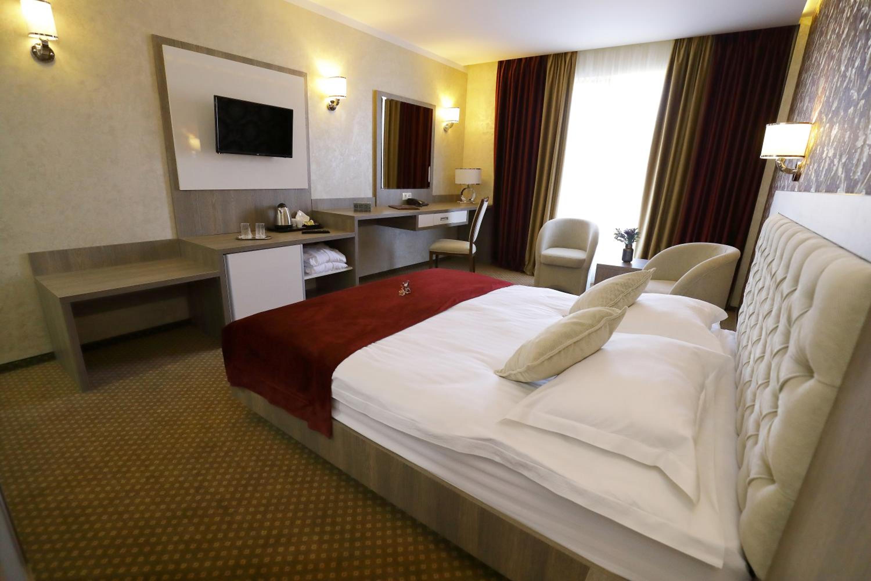 Deluxe Double Room with Balcony - Photo 6