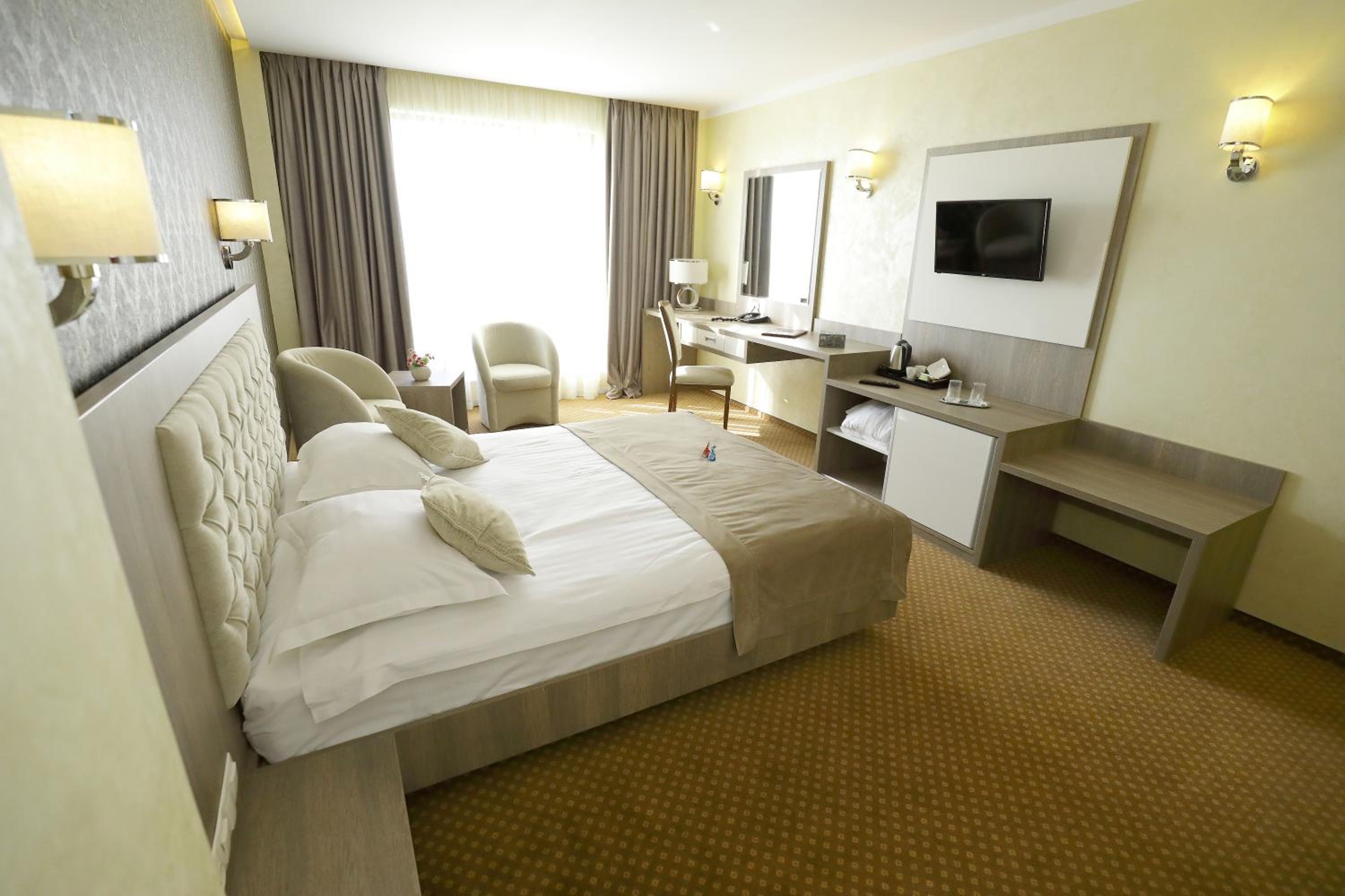 Deluxe Double Room with Balcony - Photo 5